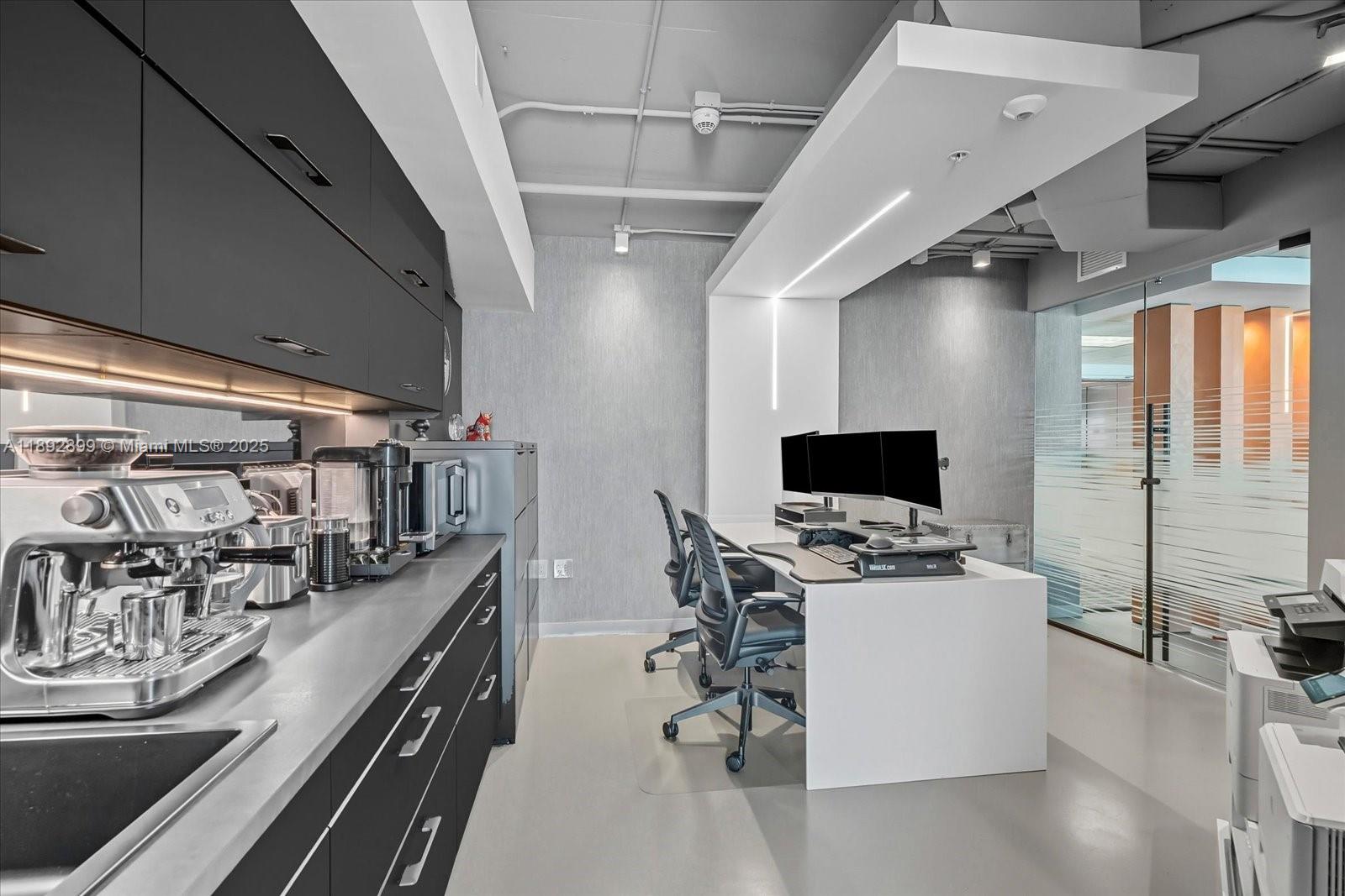 Подробнее 1002  /   кв.футов $ 2025-10-08 0 Фото