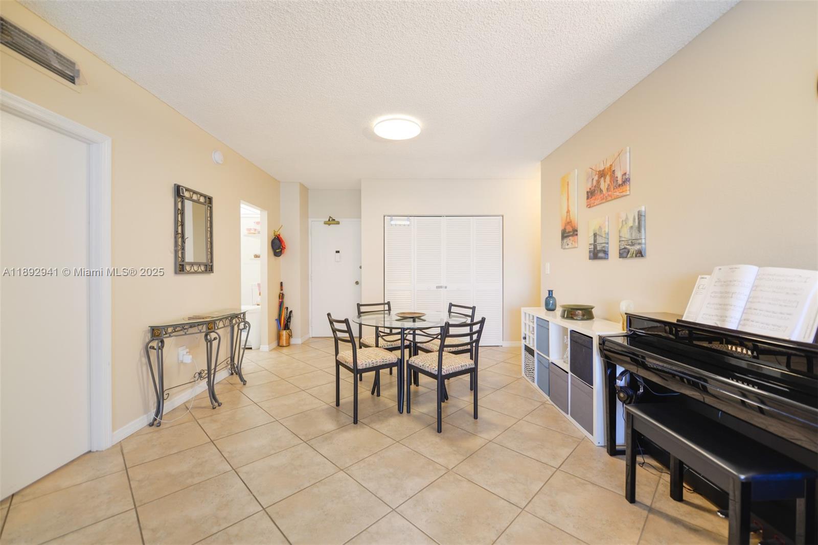 Ver detalles 4L 1 / 2 870 sq. ft. $ 2025-10-08 0 foto