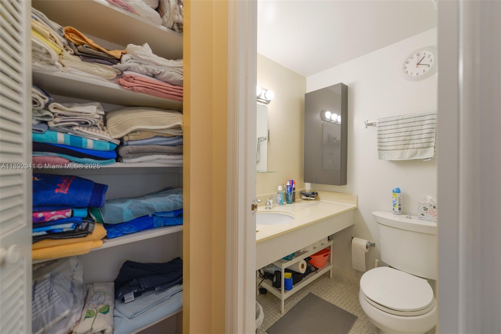 Ver detalles 4L 1 / 2 870 sq. ft. $ 2025-10-08 0 foto
