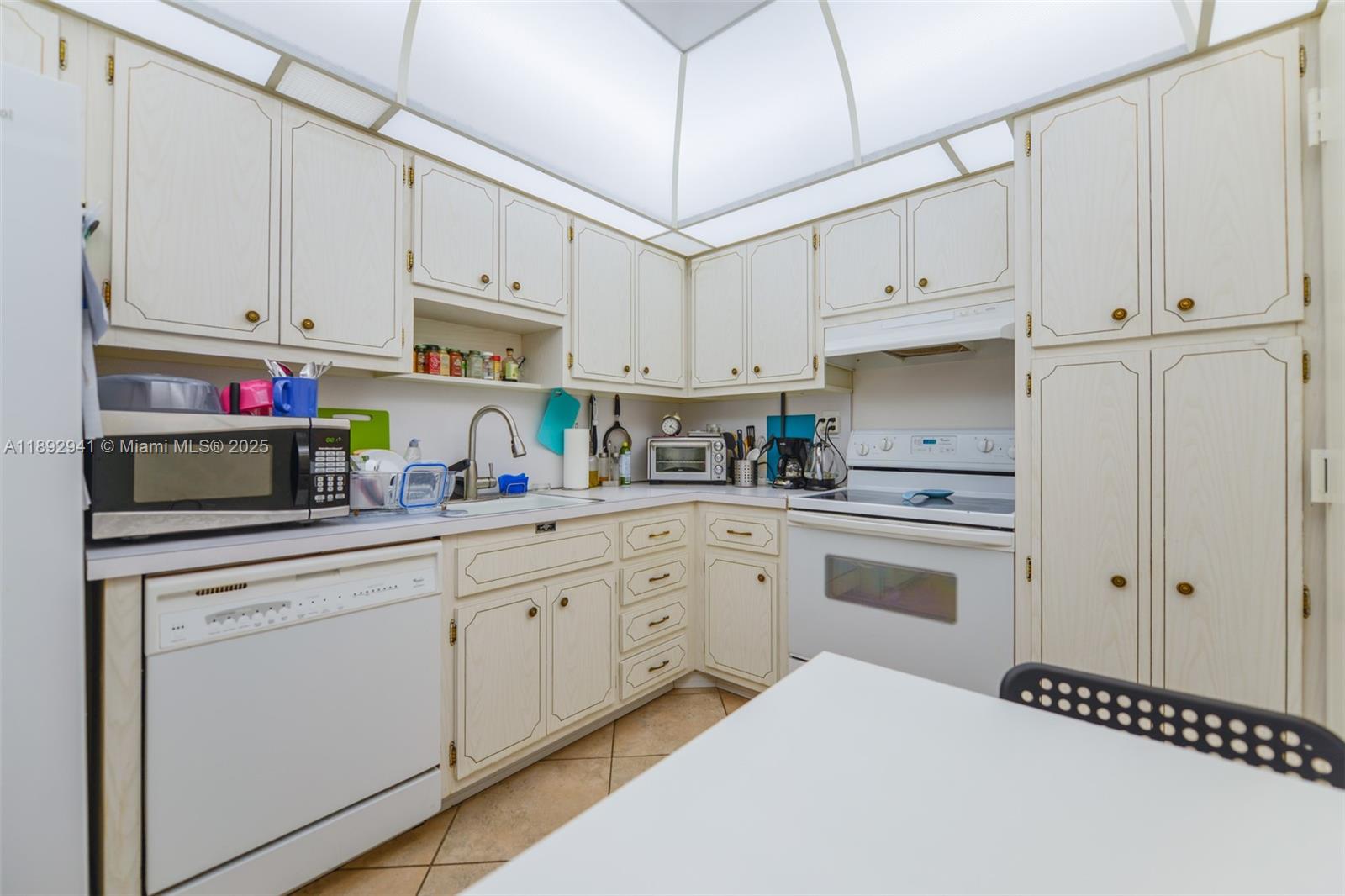 Ver detalles 4L 1 / 2 870 sq. ft. $ 2025-10-08 0 foto