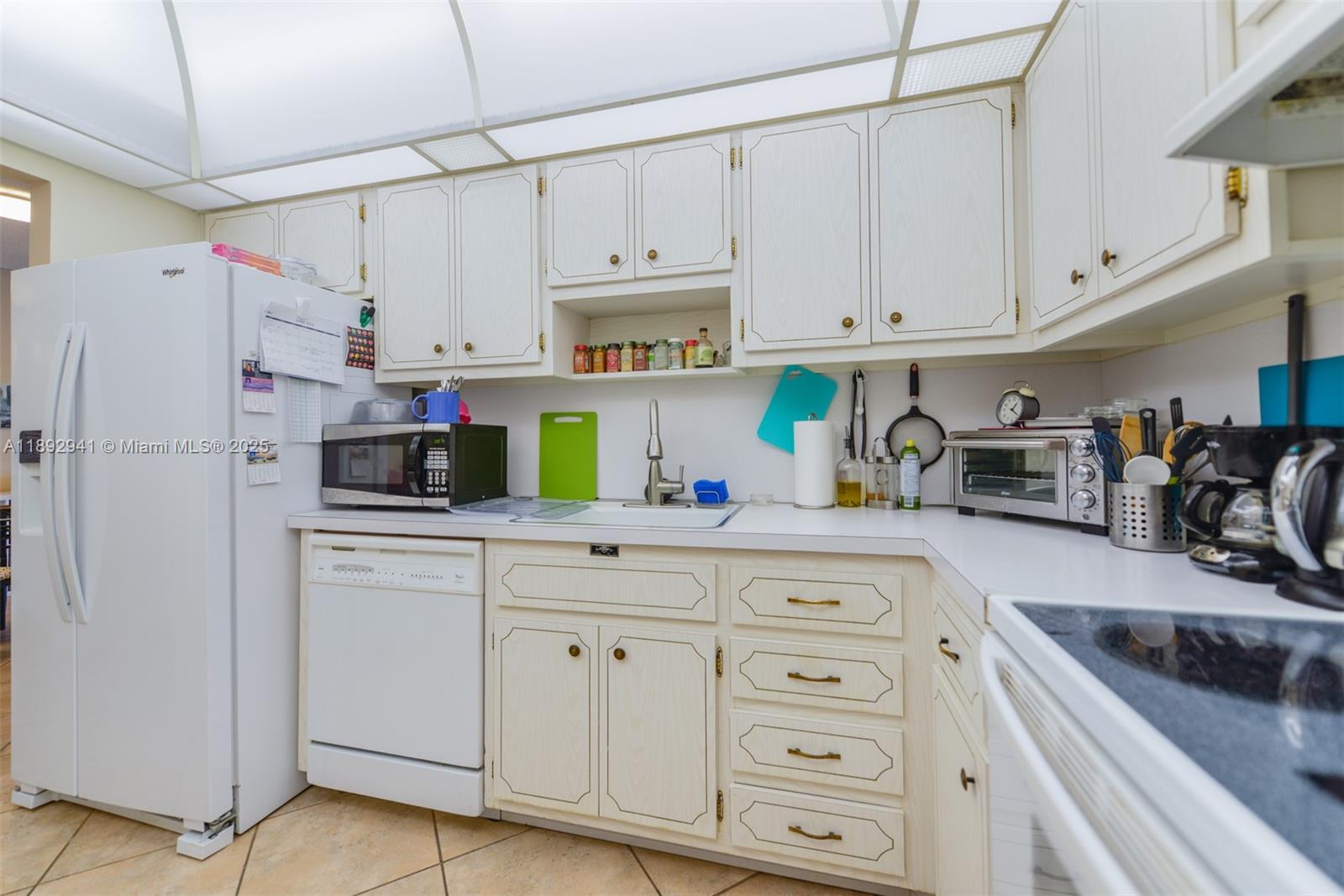 Ver detalles 4L 1 / 2 870 sq. ft. $ 2025-10-08 0 foto