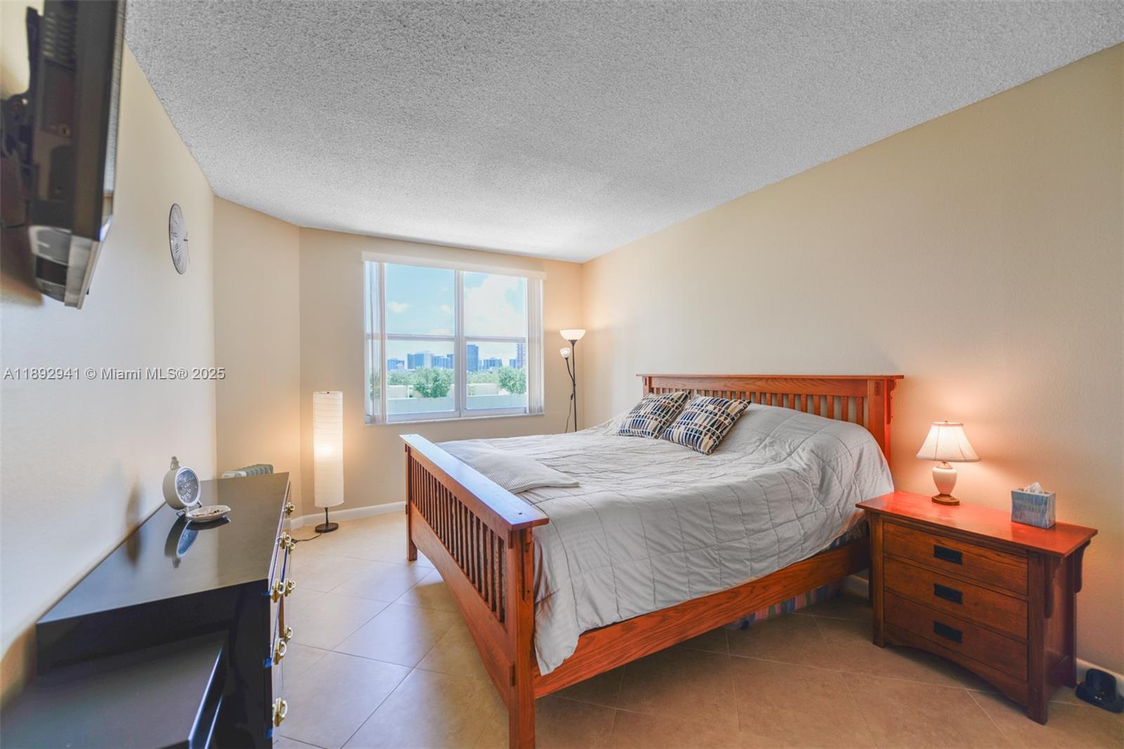 Ver detalles 4L 1 / 2 870 sq. ft. $ 2025-10-08 0 foto