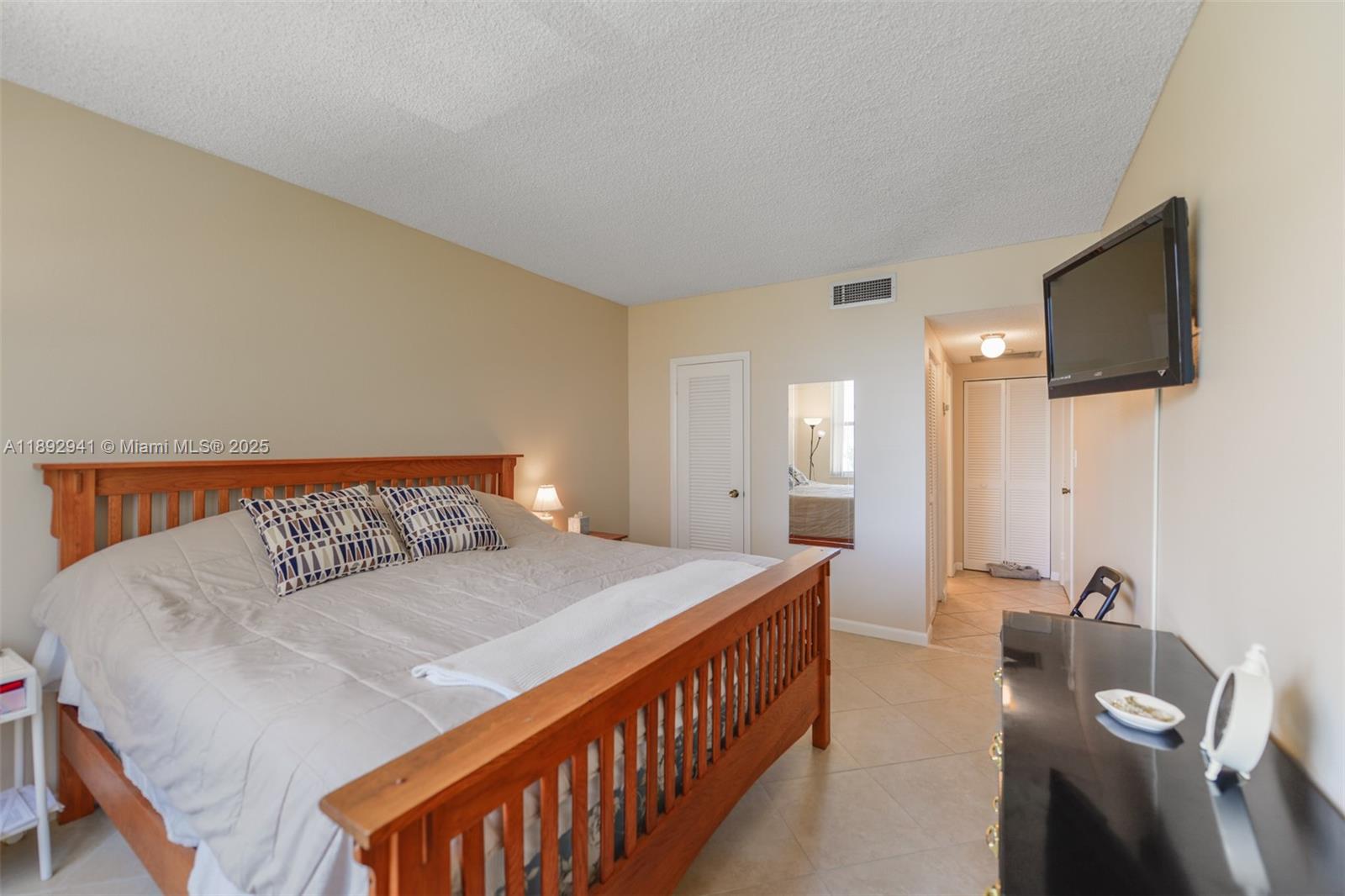 Ver detalles 4L 1 / 2 870 sq. ft. $ 2025-10-08 0 foto