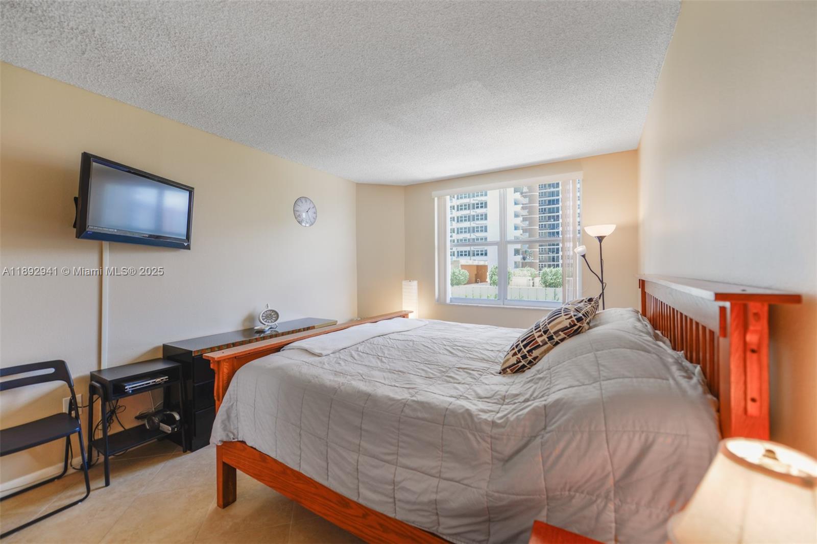 Ver detalles 4L 1 / 2 870 sq. ft. $ 2025-10-08 0 foto