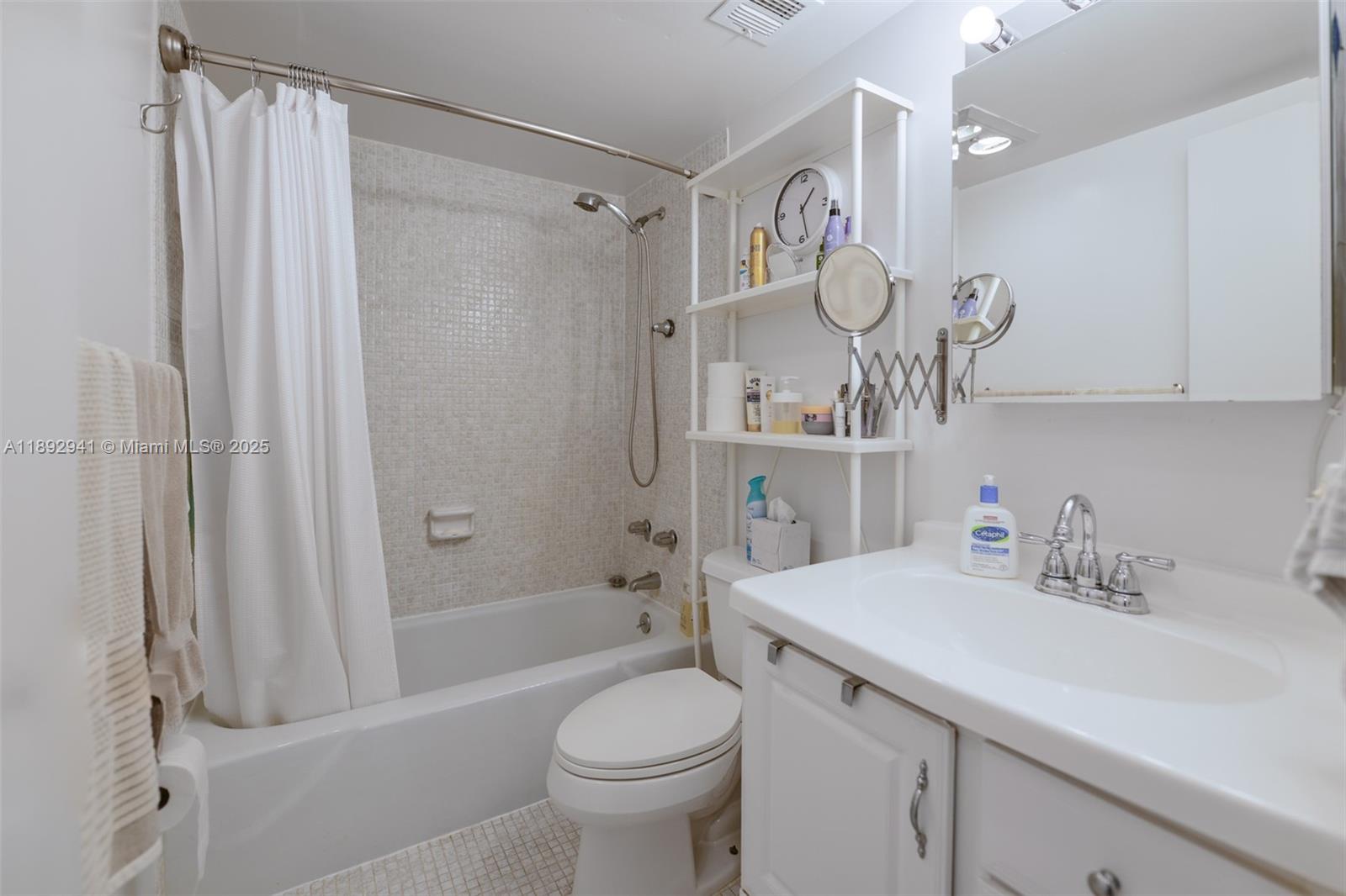 Ver detalles 4L 1 / 2 870 sq. ft. $ 2025-10-08 0 foto
