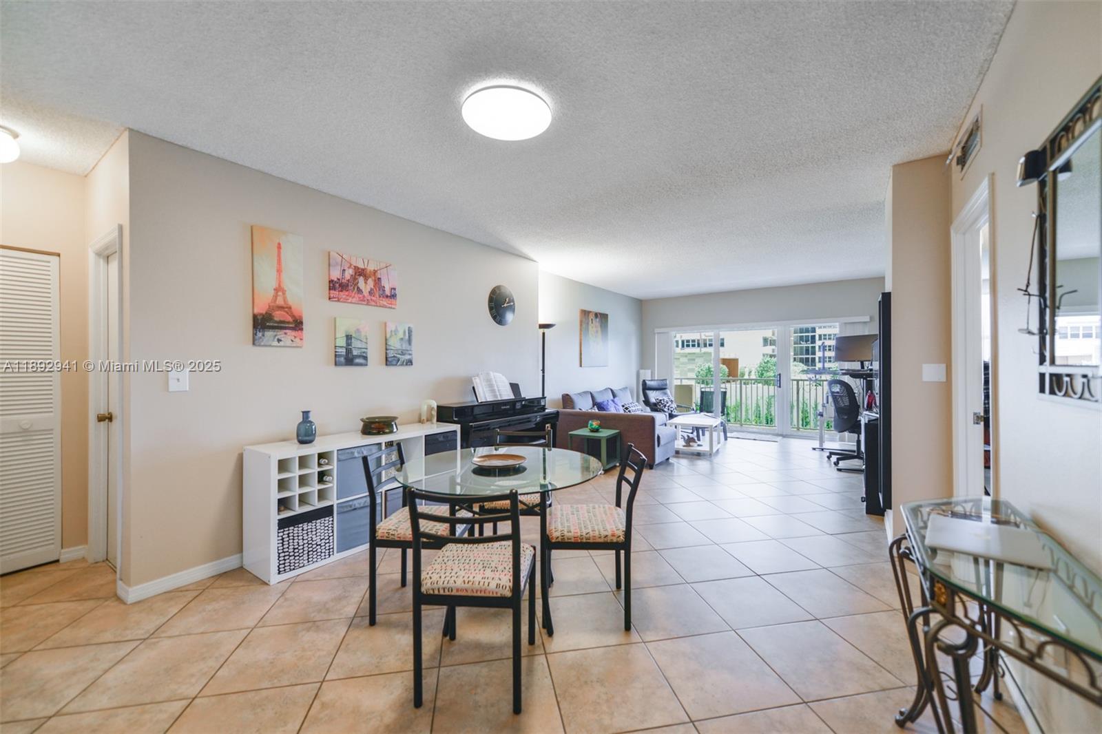 Ver detalles 4L 1 / 2 870 sq. ft. $ 2025-10-08 0 foto
