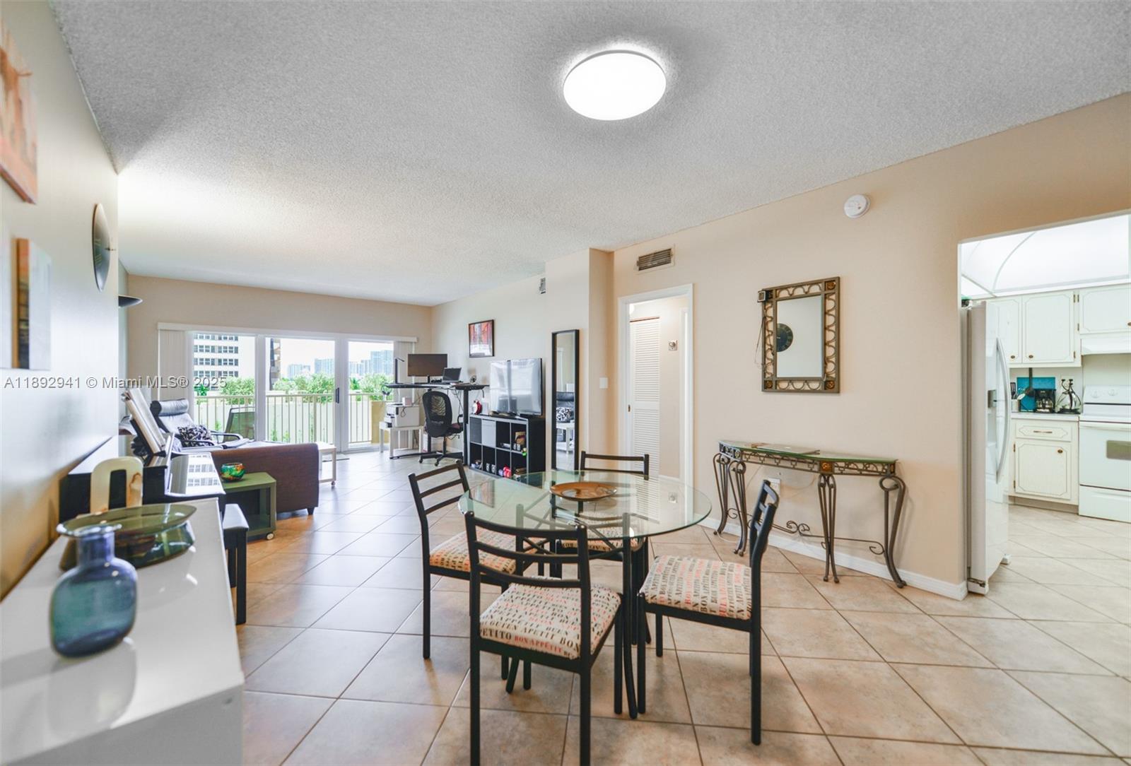 Ver detalles 4L 1 / 2 870 sq. ft. $ 2025-10-08 0 foto