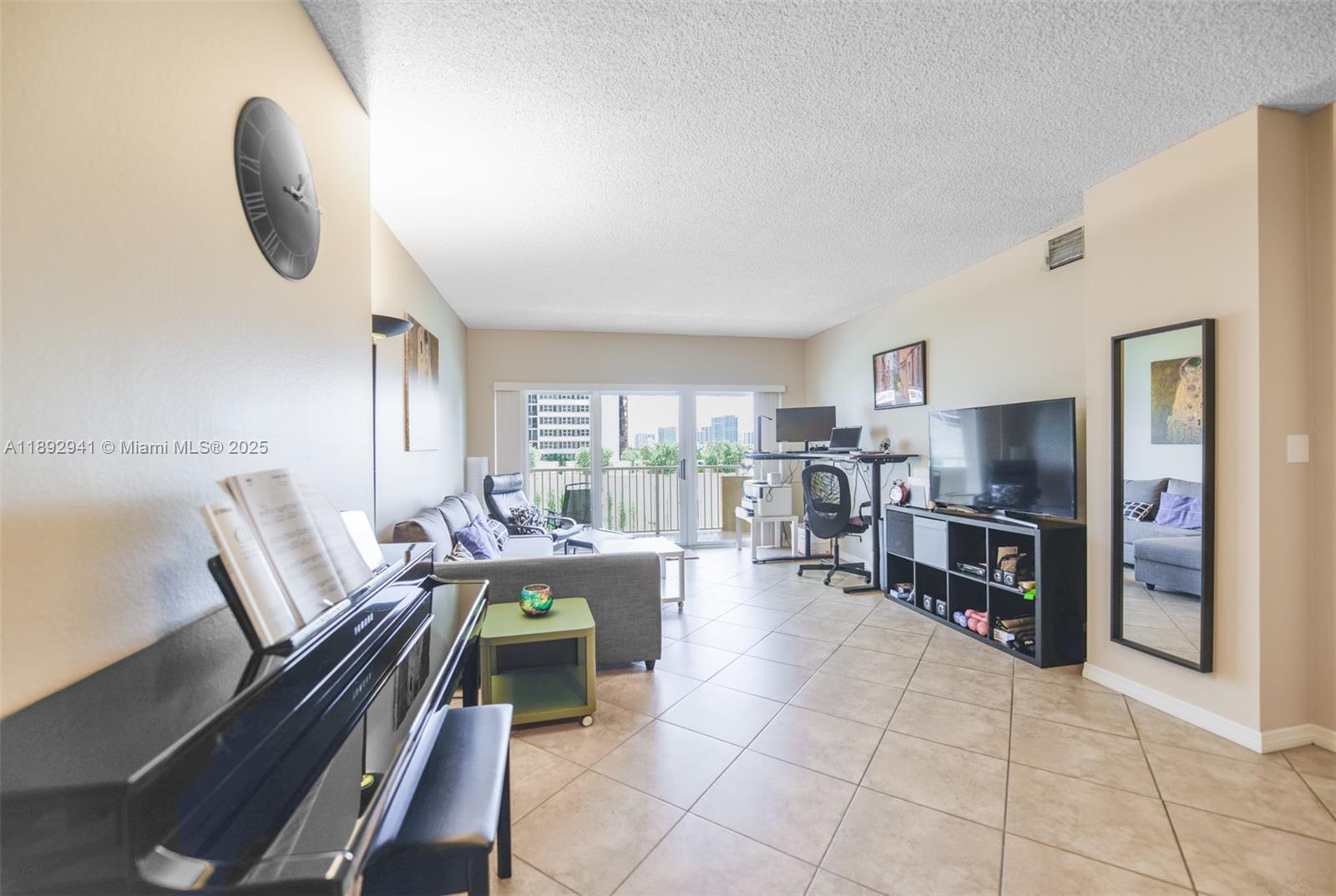 Ver detalles 4L 1 / 2 870 sq. ft. $ 2025-10-08 0 foto