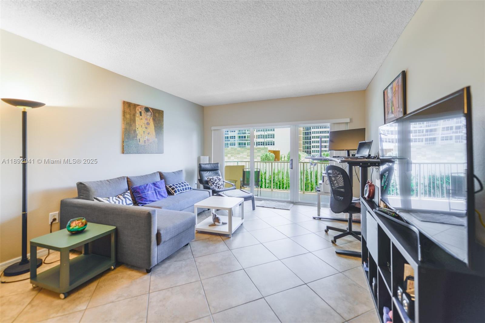 Ver detalles 4L 1 / 2 870 sq. ft. $ 2025-10-08 0 foto