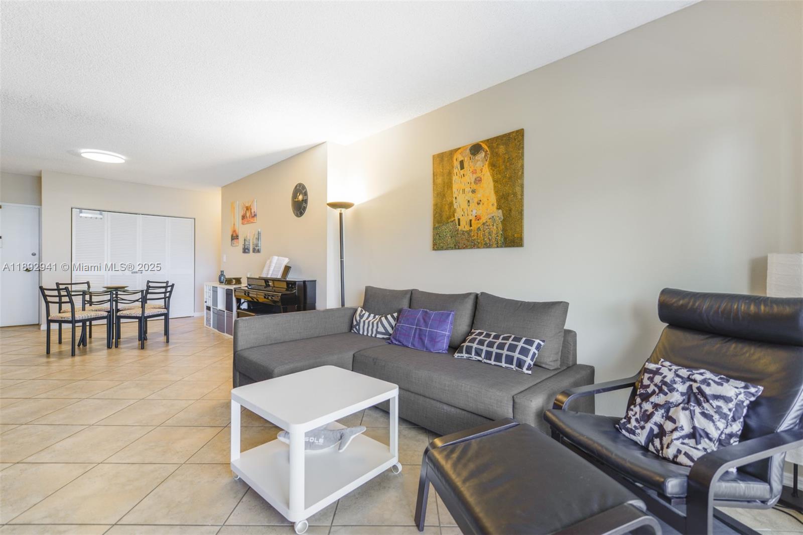 Ver detalles 4L 1 / 2 870 sq. ft. $ 2025-10-08 0 foto