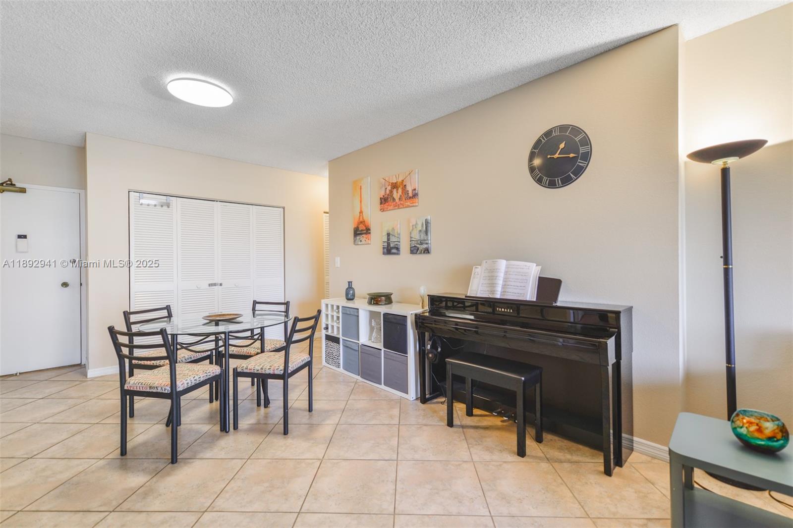 Ver detalles 4L 1 / 2 870 sq. ft. $ 2025-10-08 0 foto