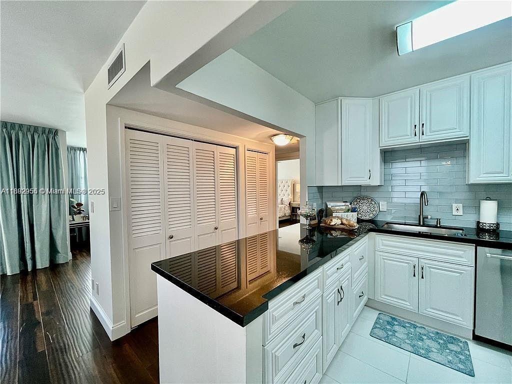 See details 601B 2 / 2 1132 sq. ft. $ 2025-10-08 0 Photo
