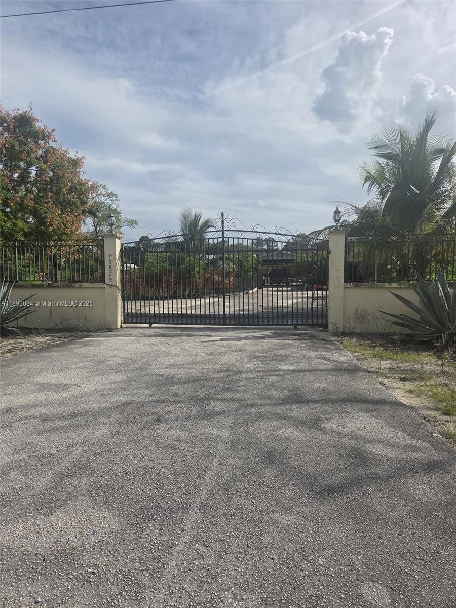 See details / sq. ft. $ 2025-10-08 0 Photo