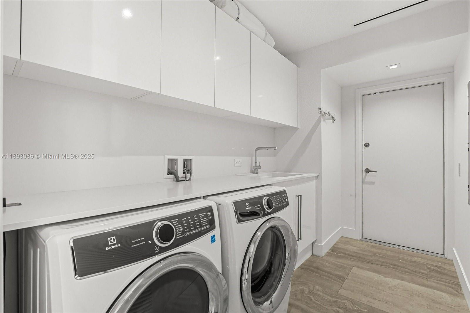 See details 1001 4 / 6 3252 sq. ft. $ 2025-10-08 0 Photo