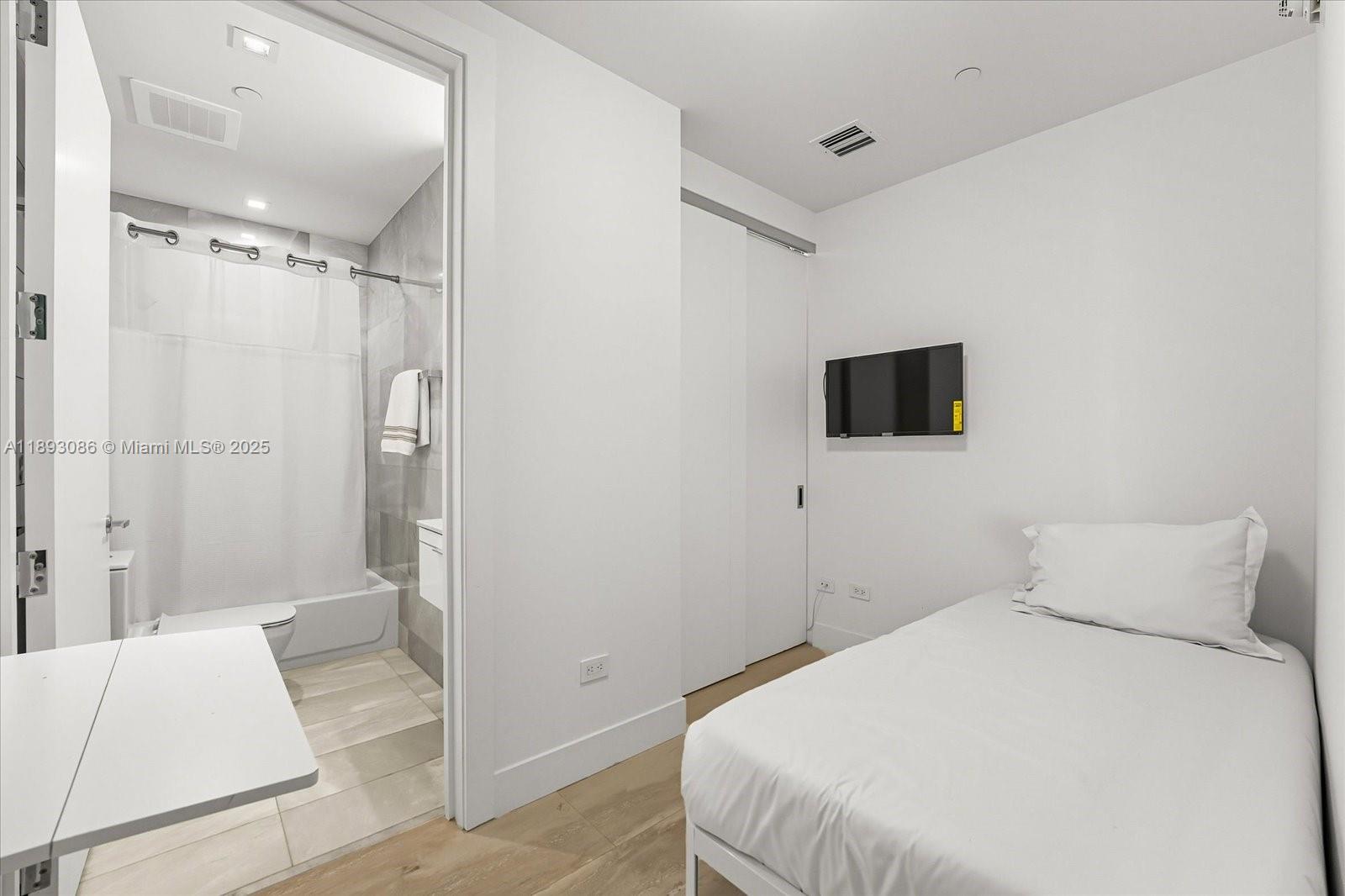 See details 1001 4 / 6 3252 sq. ft. $ 2025-10-08 0 Photo