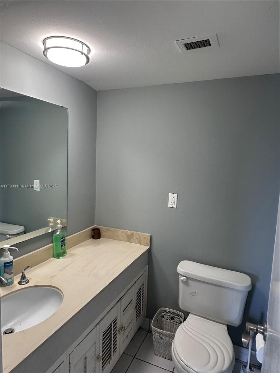 1206 3 / 3 1570 sq. ft. $ 2025-10-09 0 Photo