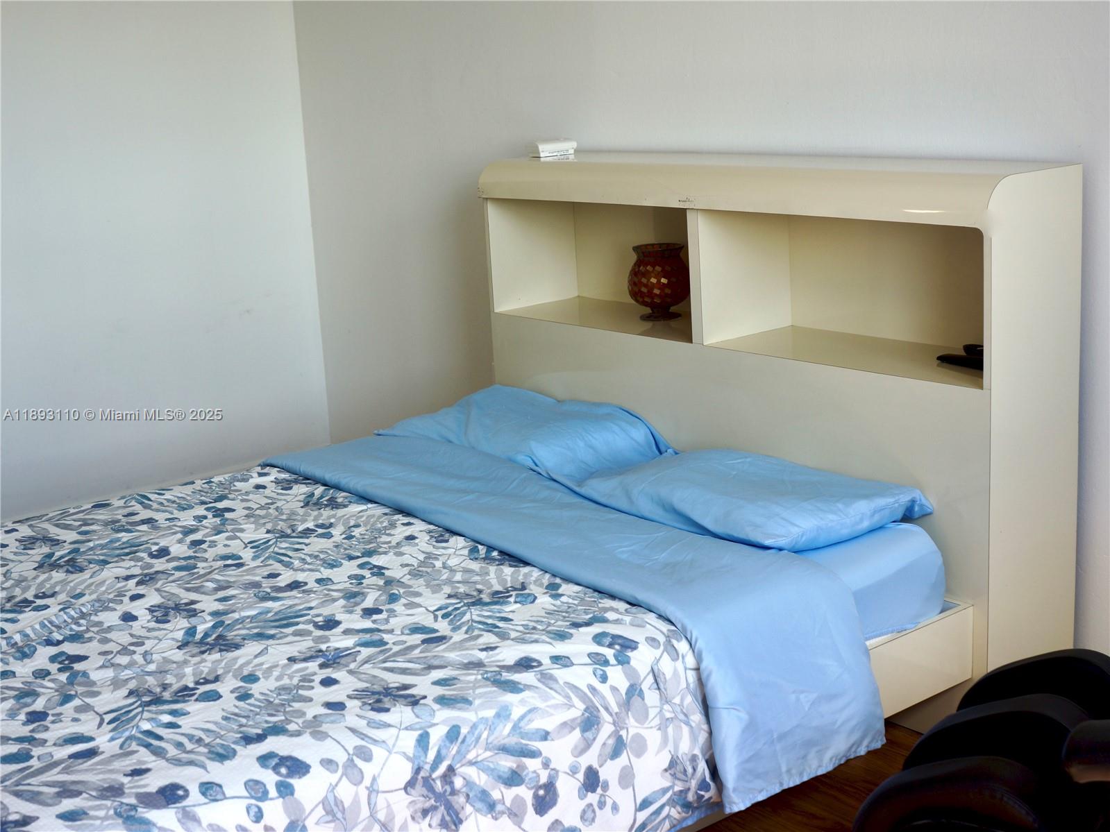 1206 3 / 3 1570 sq. ft. $ 2025-10-09 0 Photo