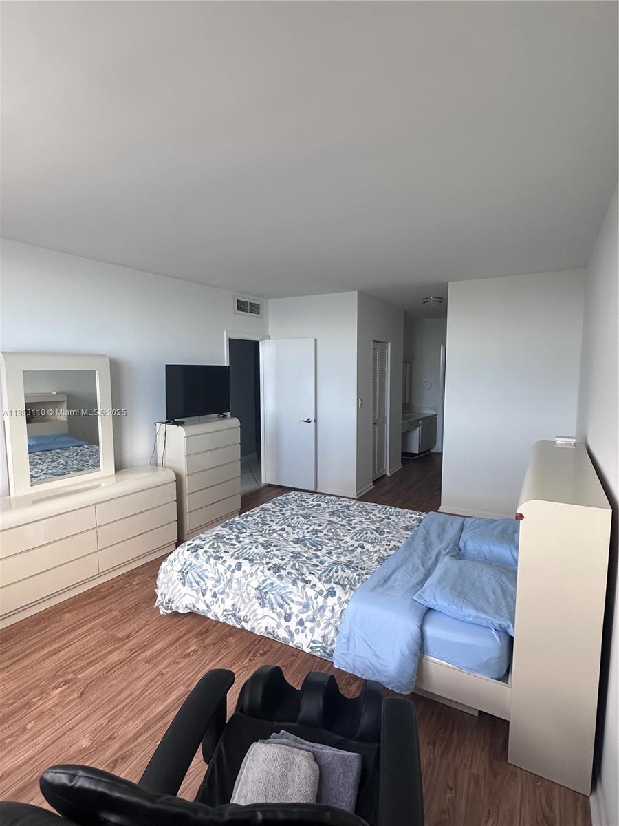 1206 3 / 3 1570 sq. ft. $ 2025-10-09 0 Photo
