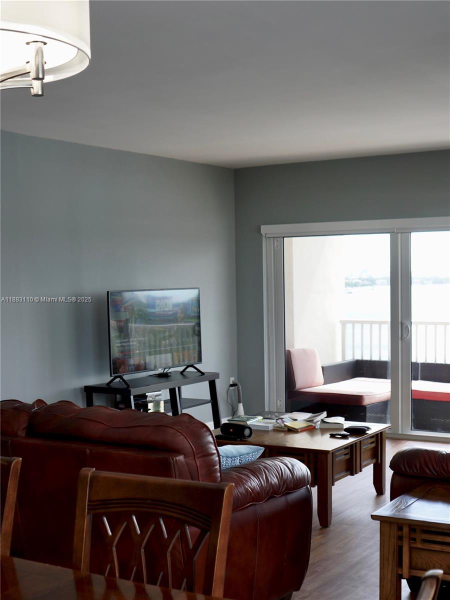 1206 3 / 3 1570 sq. ft. $ 2025-10-09 0 Photo