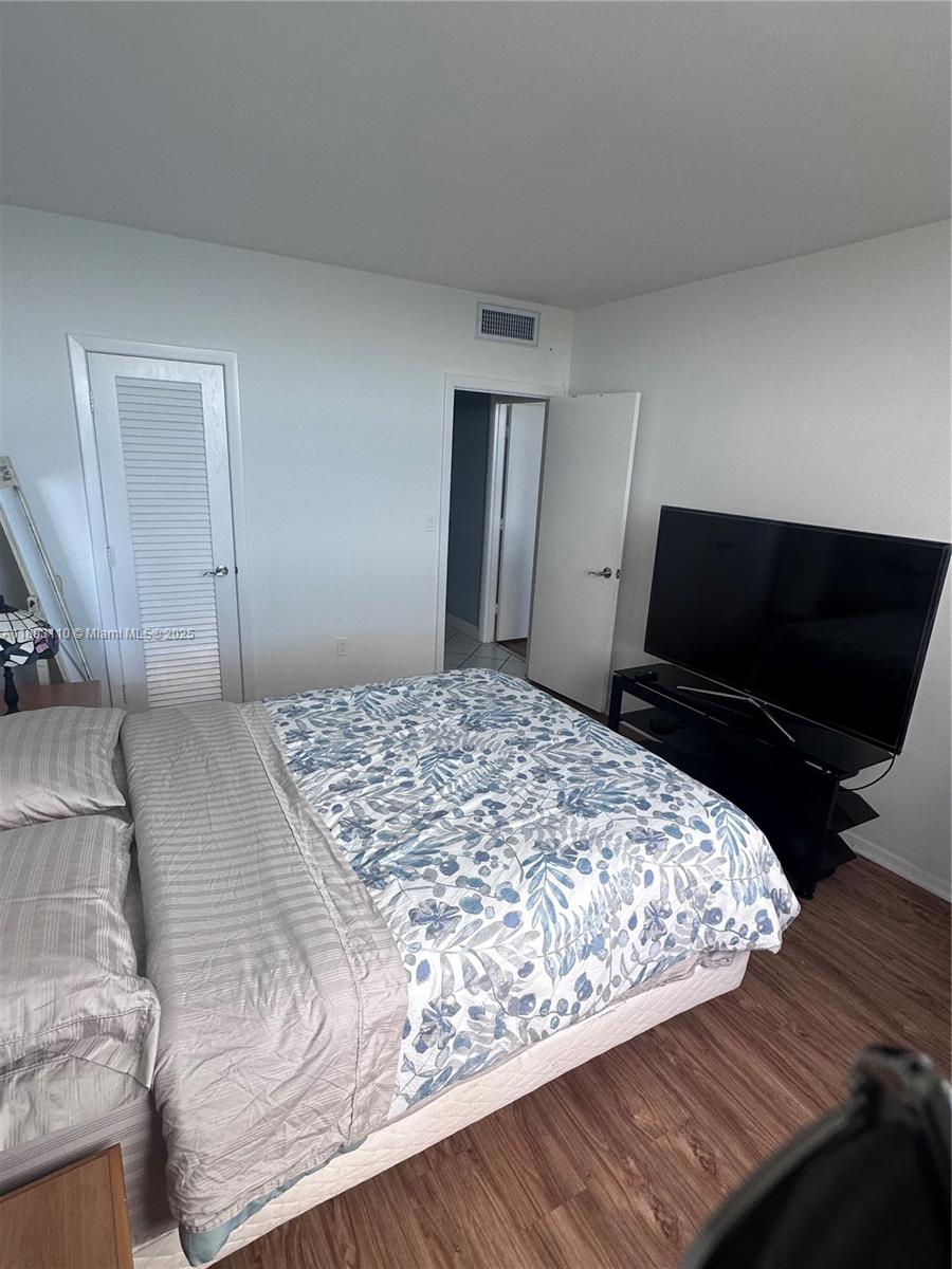 1206 3 / 3 1570 sq. ft. $ 2025-10-09 0 Photo