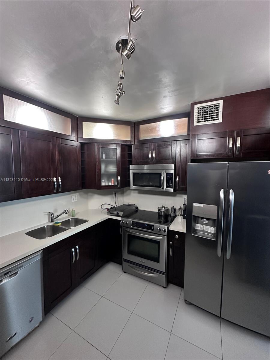 1206 3 / 3 1570 sq. ft. $ 2025-10-09 0 Photo