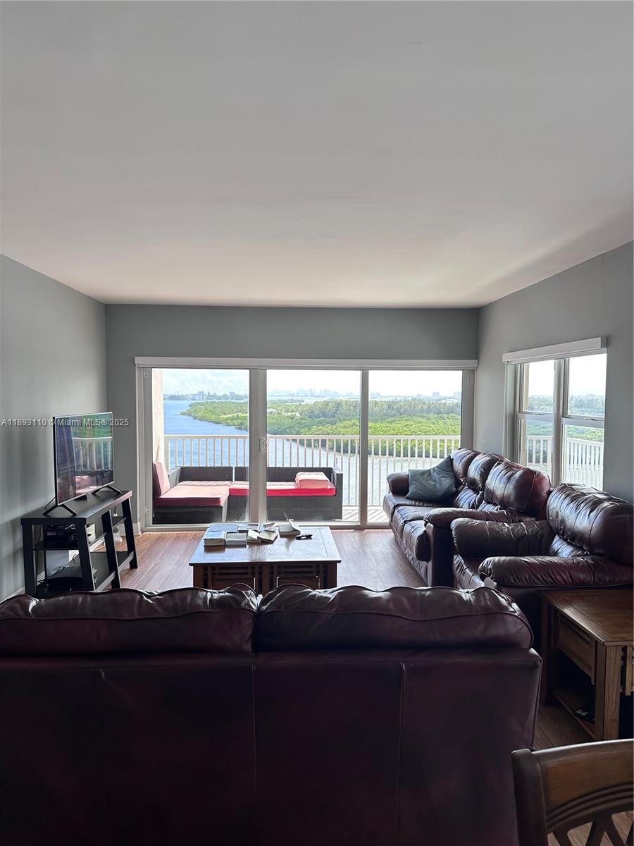 1206 3 / 3 1570 sq. ft. $ 2025-10-09 0 Photo
