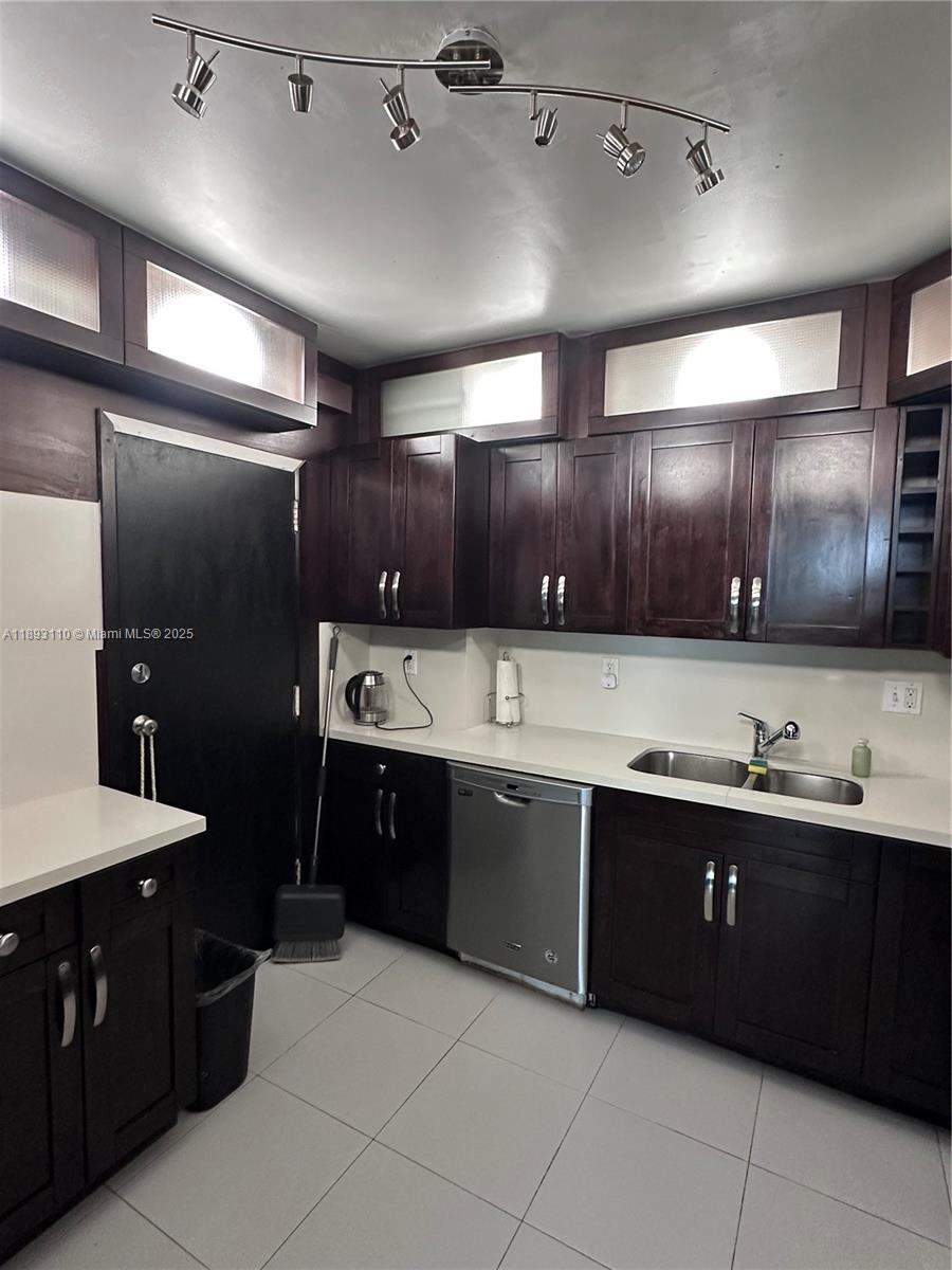 1206 3 / 3 1570 sq. ft. $ 2025-10-09 0 Photo