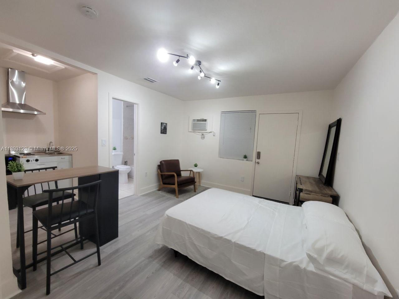 See details / 2220 sq. ft. $ 2025-10-09 0 Photo