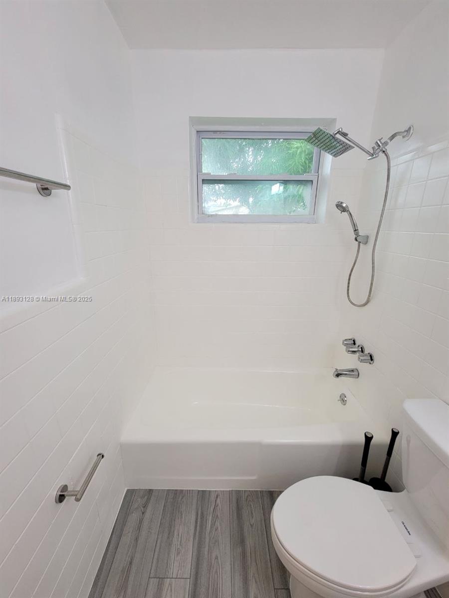 See details / 2220 sq. ft. $ 2025-10-09 0 Photo