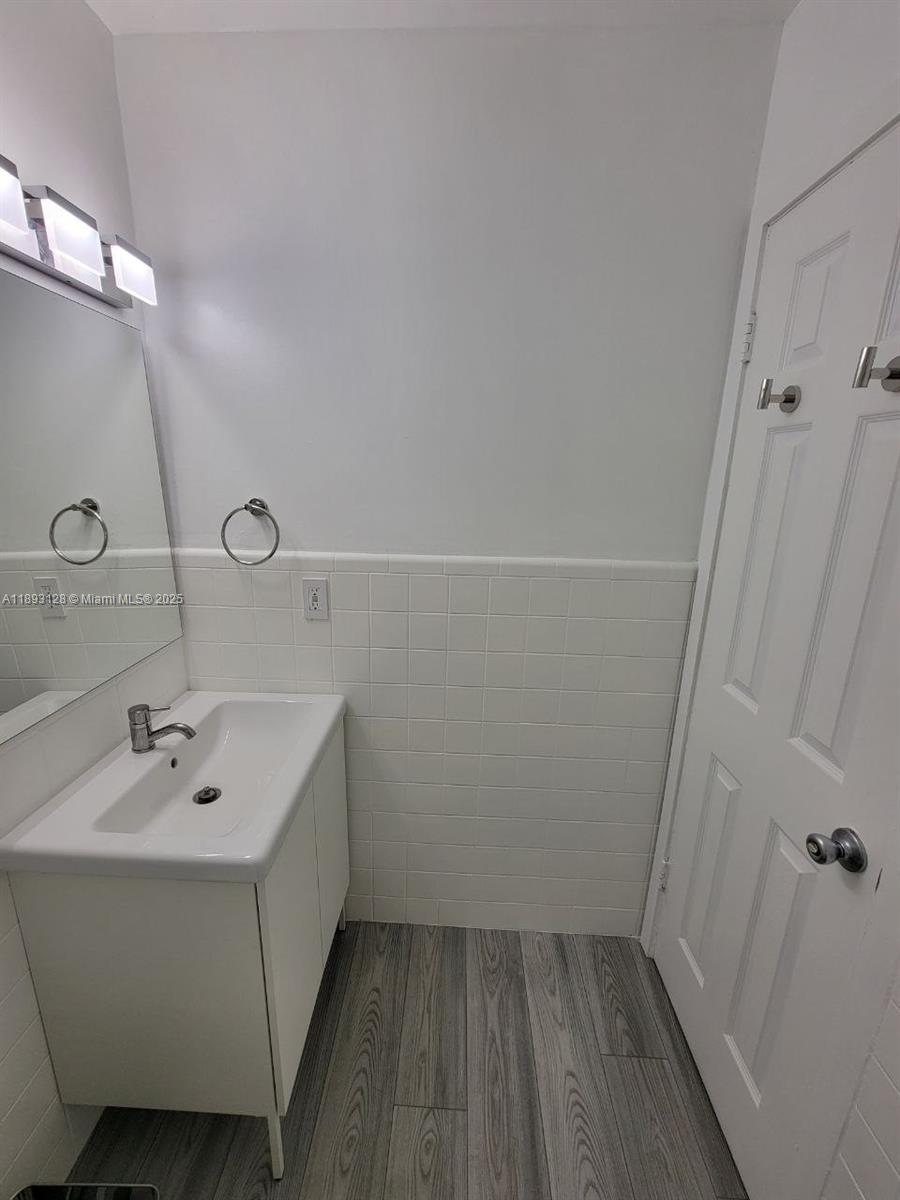See details / 2220 sq. ft. $ 2025-10-09 0 Photo