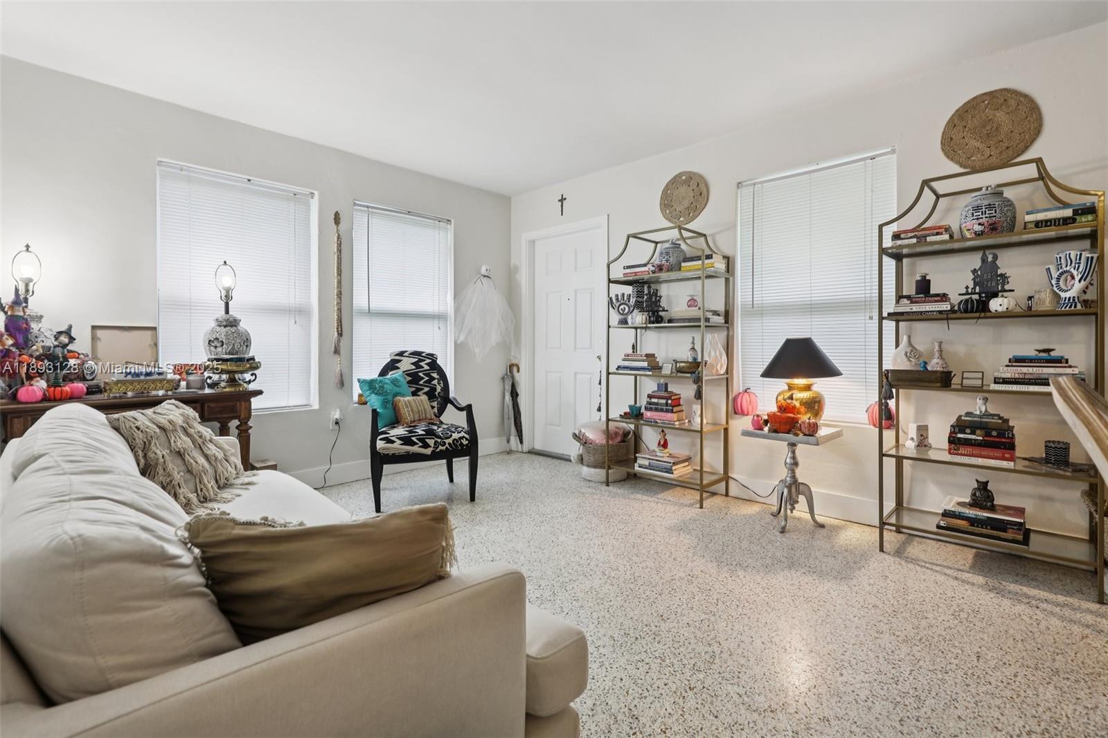 See details / 2220 sq. ft. $ 2025-10-09 0 Photo