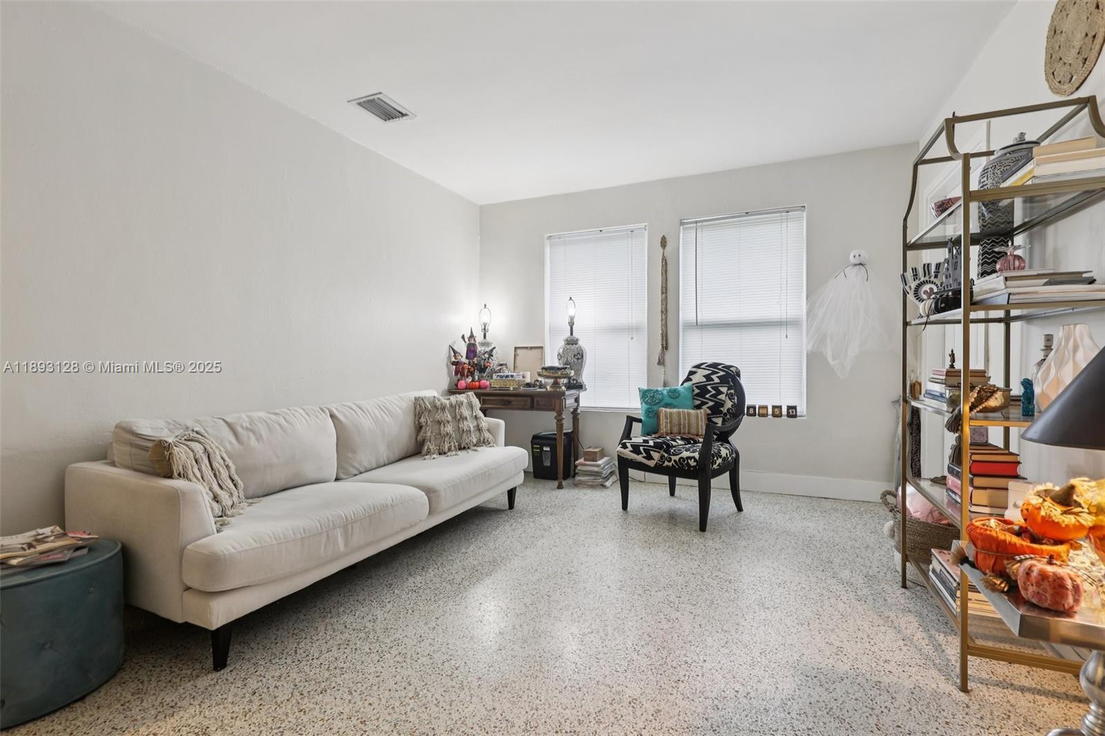 See details / 2220 sq. ft. $ 2025-10-09 0 Photo