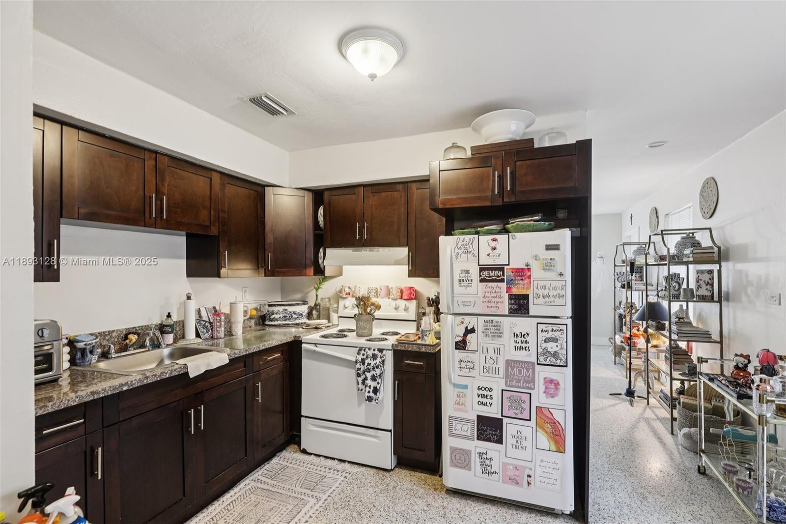 See details / 2220 sq. ft. $ 2025-10-09 0 Photo