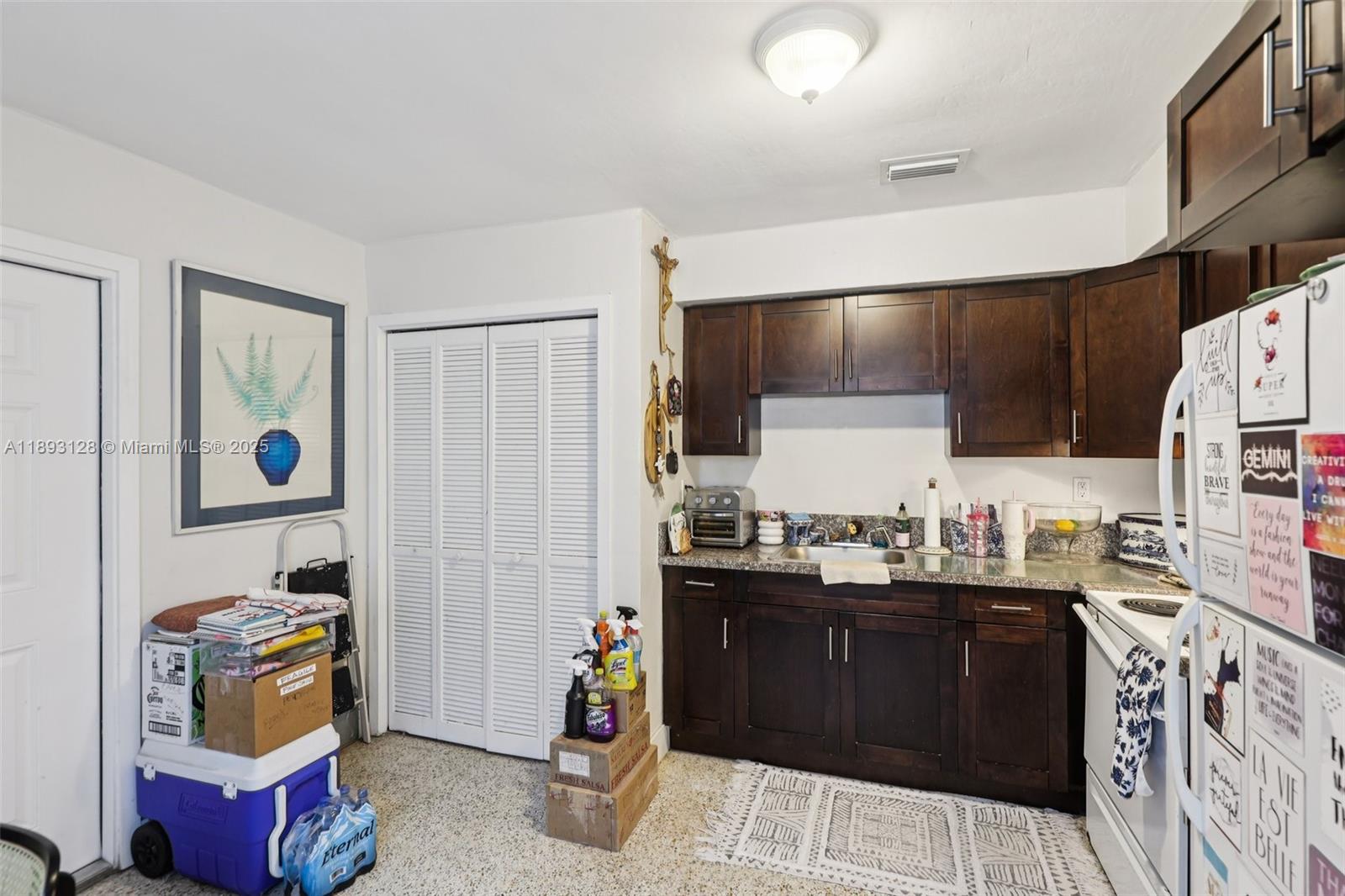 See details / 2220 sq. ft. $ 2025-10-09 0 Photo
