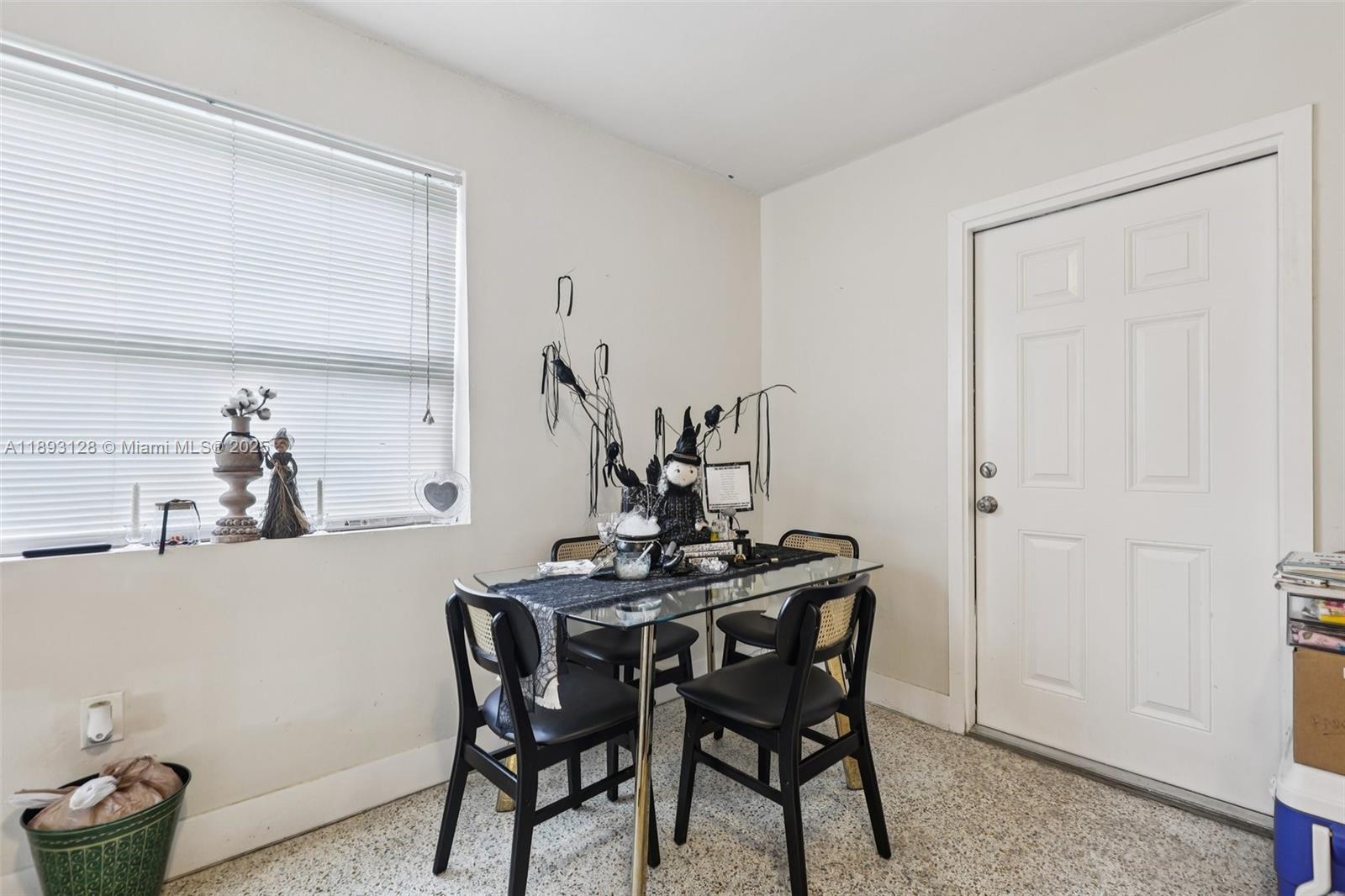 See details / 2220 sq. ft. $ 2025-10-09 0 Photo