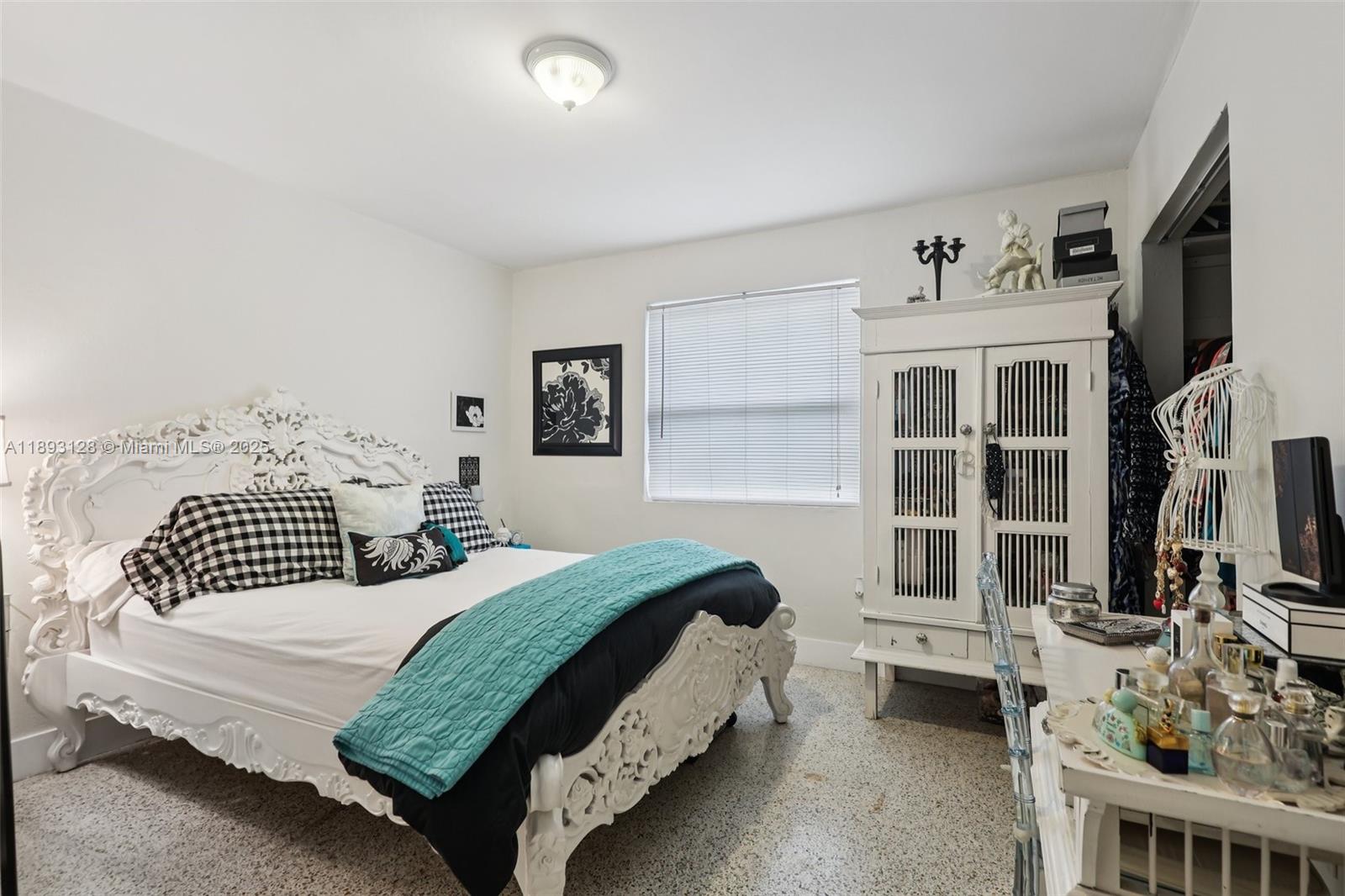 See details / 2220 sq. ft. $ 2025-10-09 0 Photo