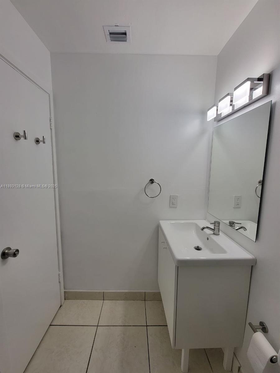 See details / 2220 sq. ft. $ 2025-10-09 0 Photo
