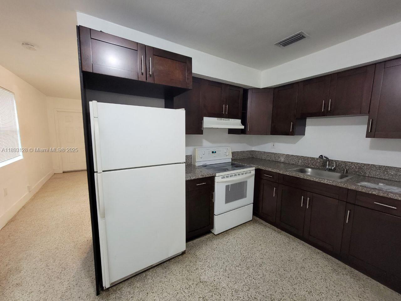 See details / 2220 sq. ft. $ 2025-10-09 0 Photo