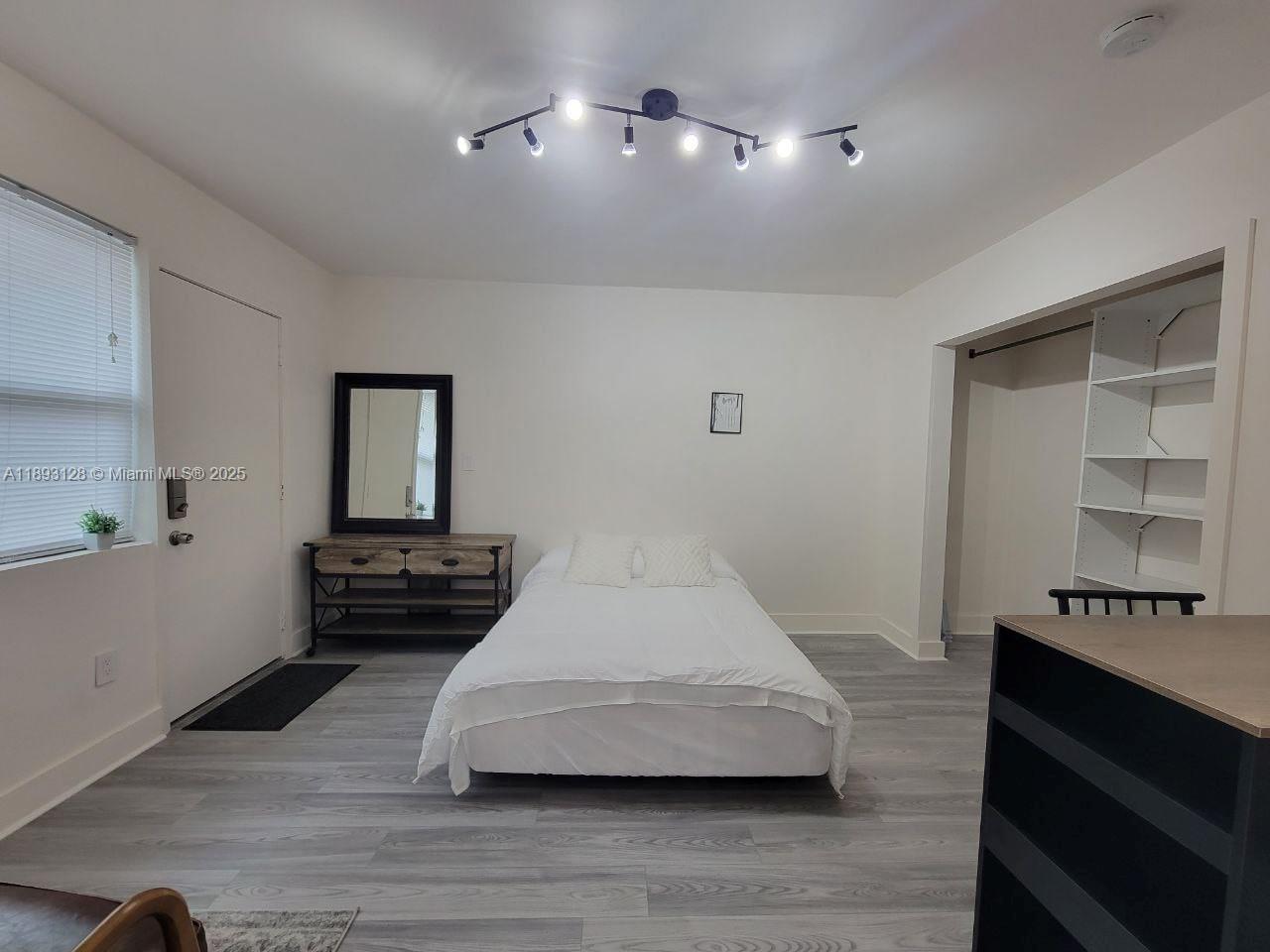 See details / 2220 sq. ft. $ 2025-10-09 0 Photo