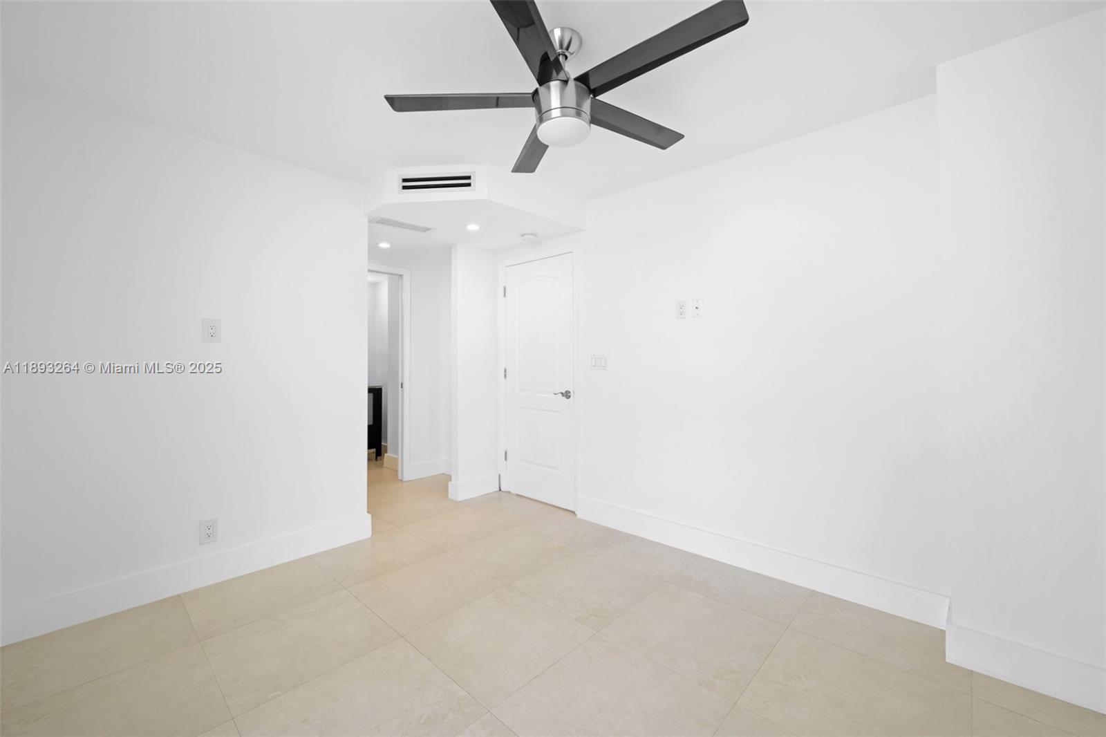 Photo of 20301 Country Club Dr  #1122, Aventura, Florida, 33180 - 