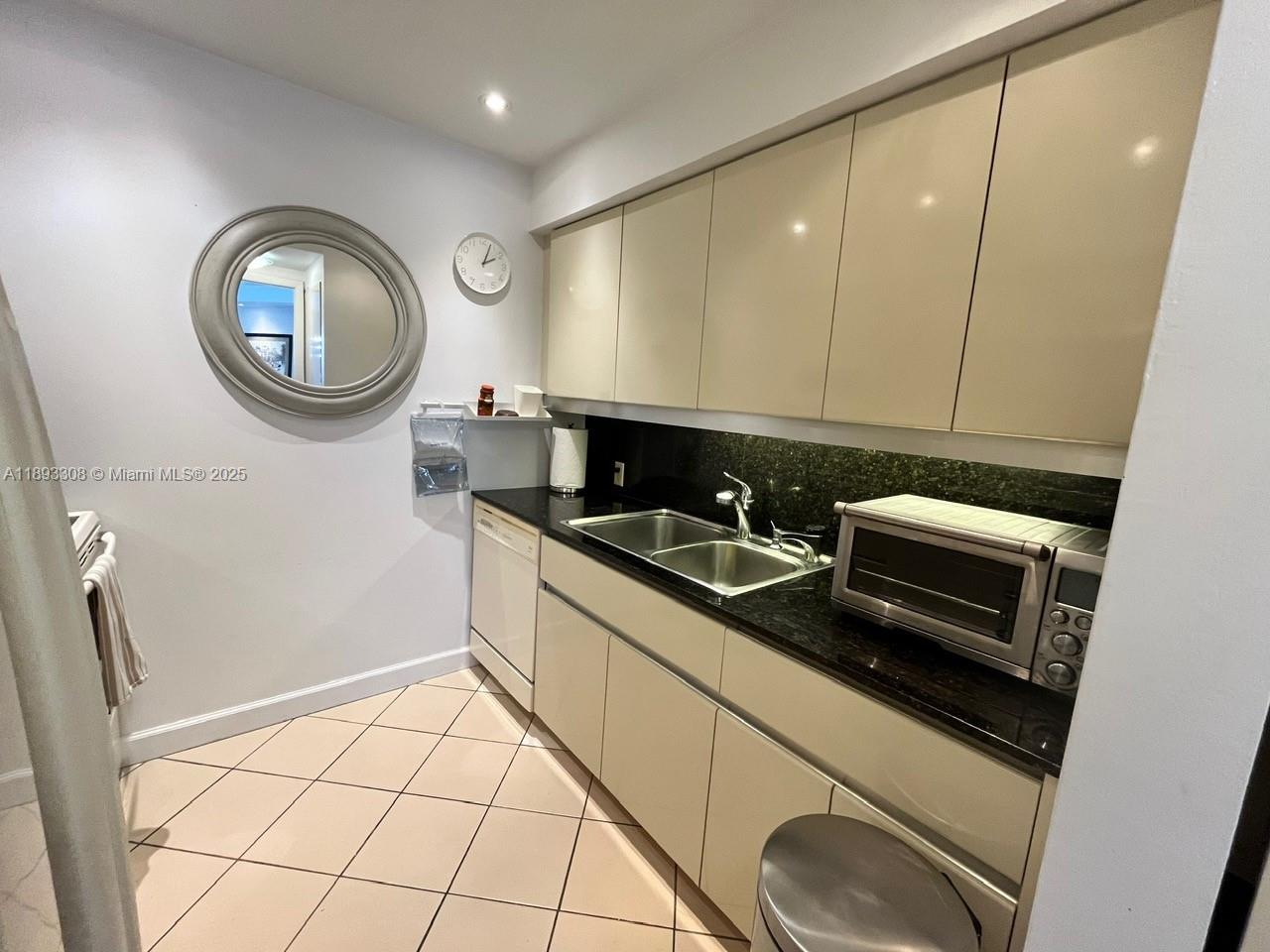 1905 1 / 2 1235 sq. ft. $ 2025-10-09 0 Photo