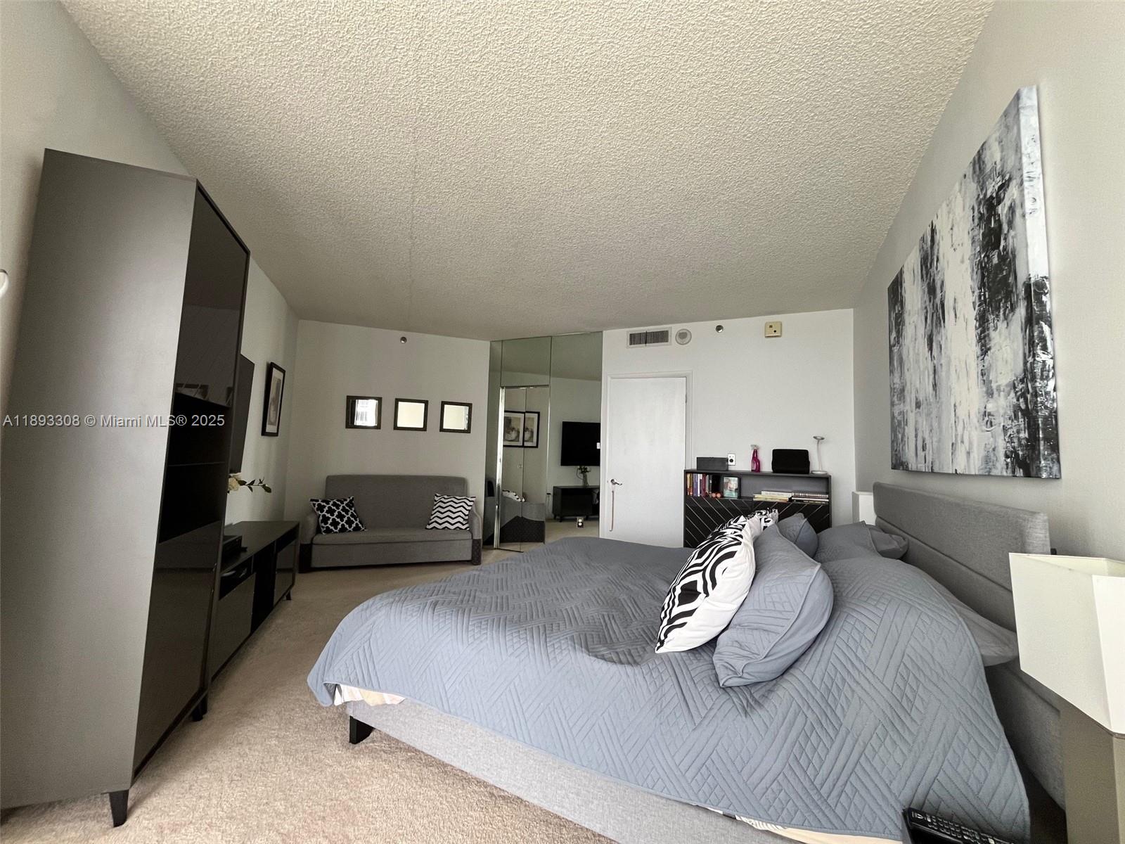 1905 1 / 2 1235 sq. ft. $ 2025-10-09 0 Photo