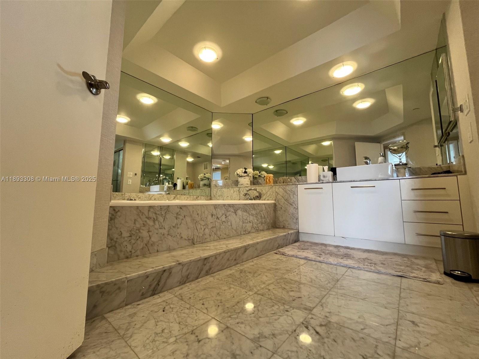 1905 1 / 2 1235 sq. ft. $ 2025-10-09 0 Photo