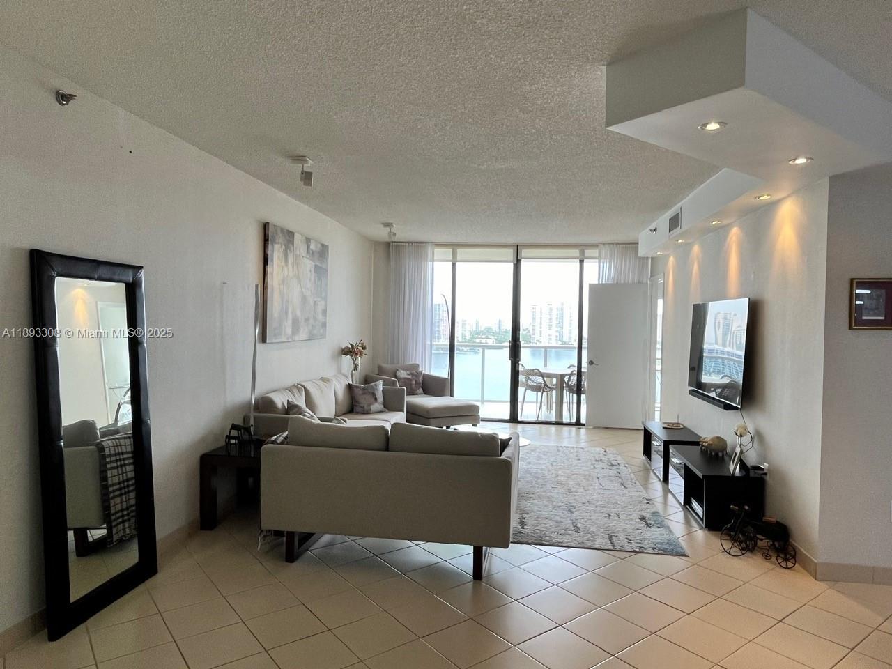 1905 1 / 2 1235 sq. ft. $ 2025-10-09 0 Photo