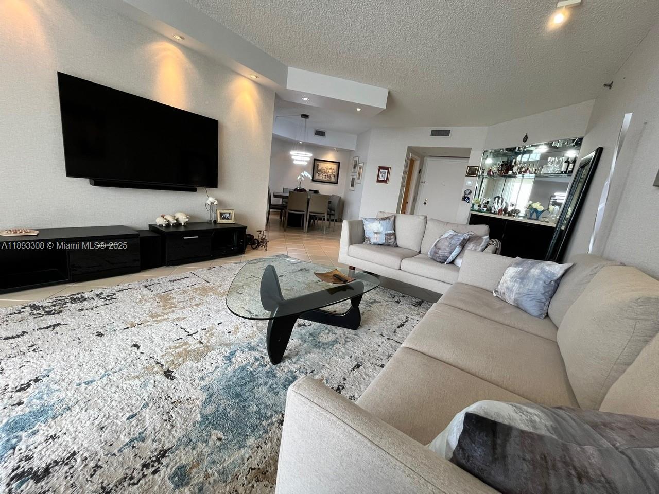 1905 1 / 2 1235 sq. ft. $ 2025-10-09 0 Photo