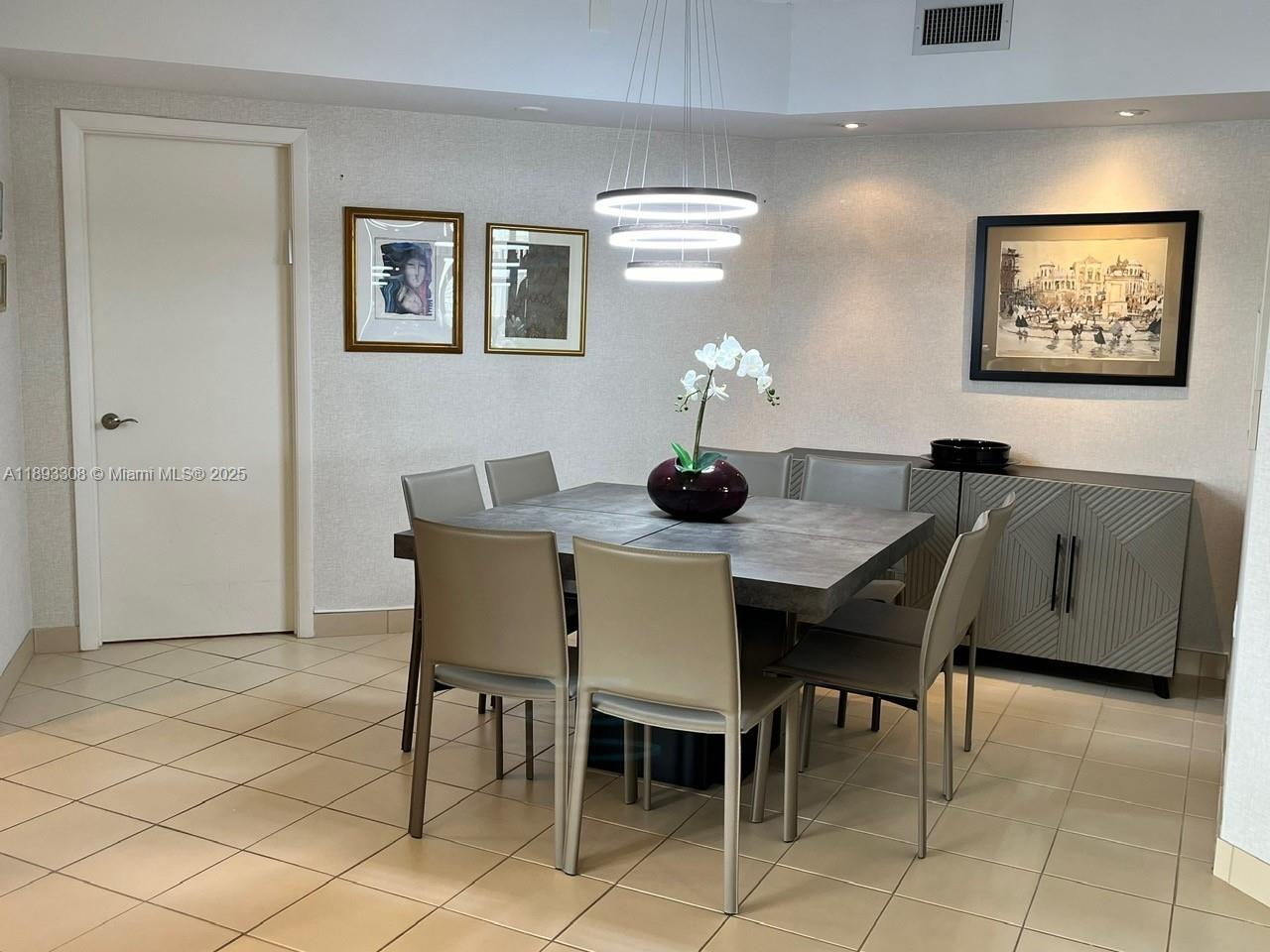 1905 1 / 2 1235 sq. ft. $ 2025-10-09 0 Photo