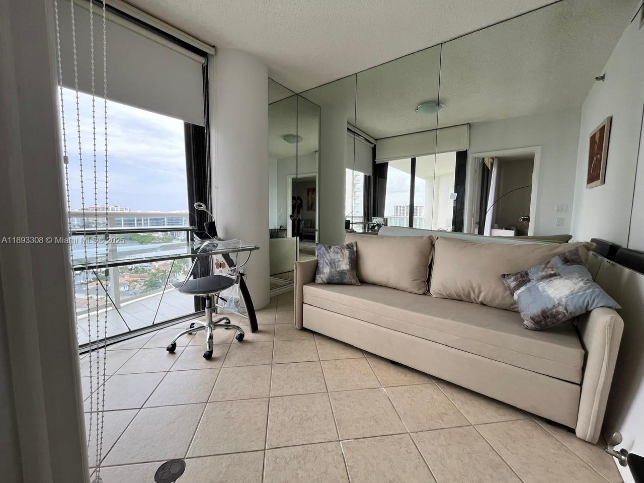 1905 1 / 2 1235 sq. ft. $ 2025-10-09 0 Photo