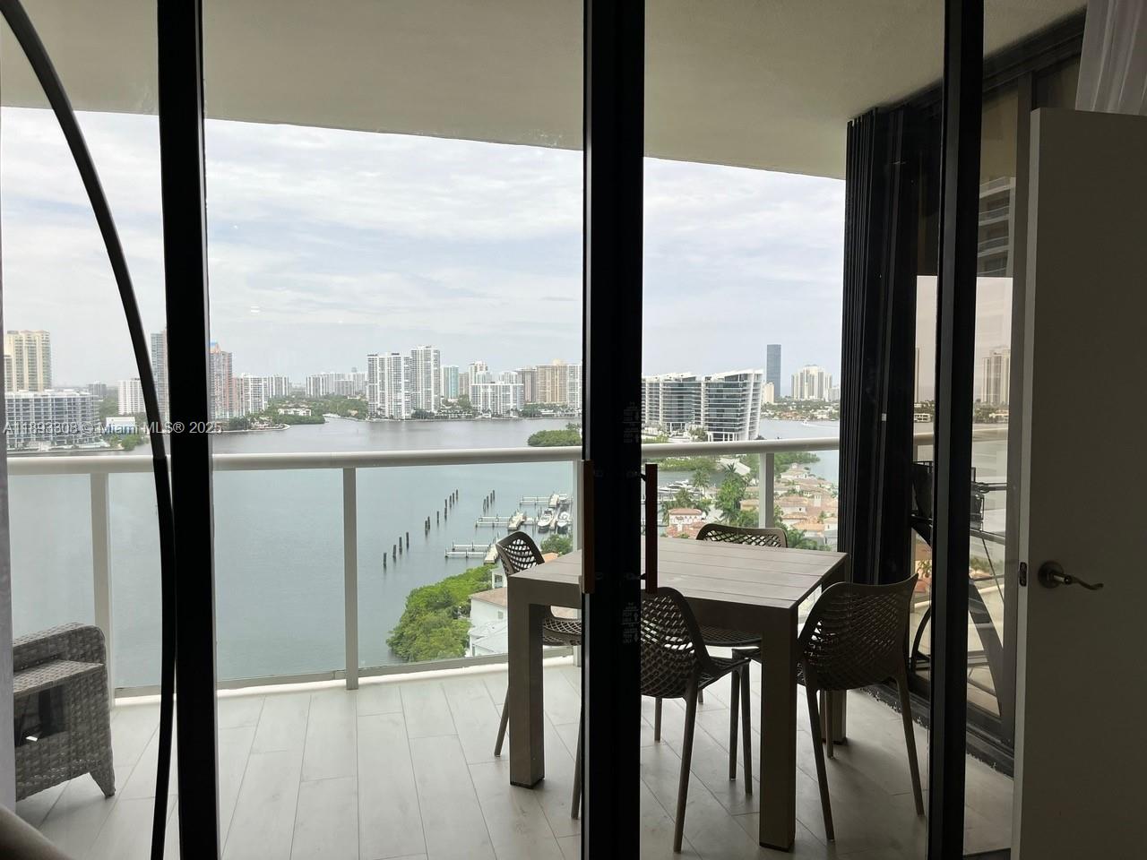 1905 1 / 2 1235 sq. ft. $ 2025-10-09 0 Photo