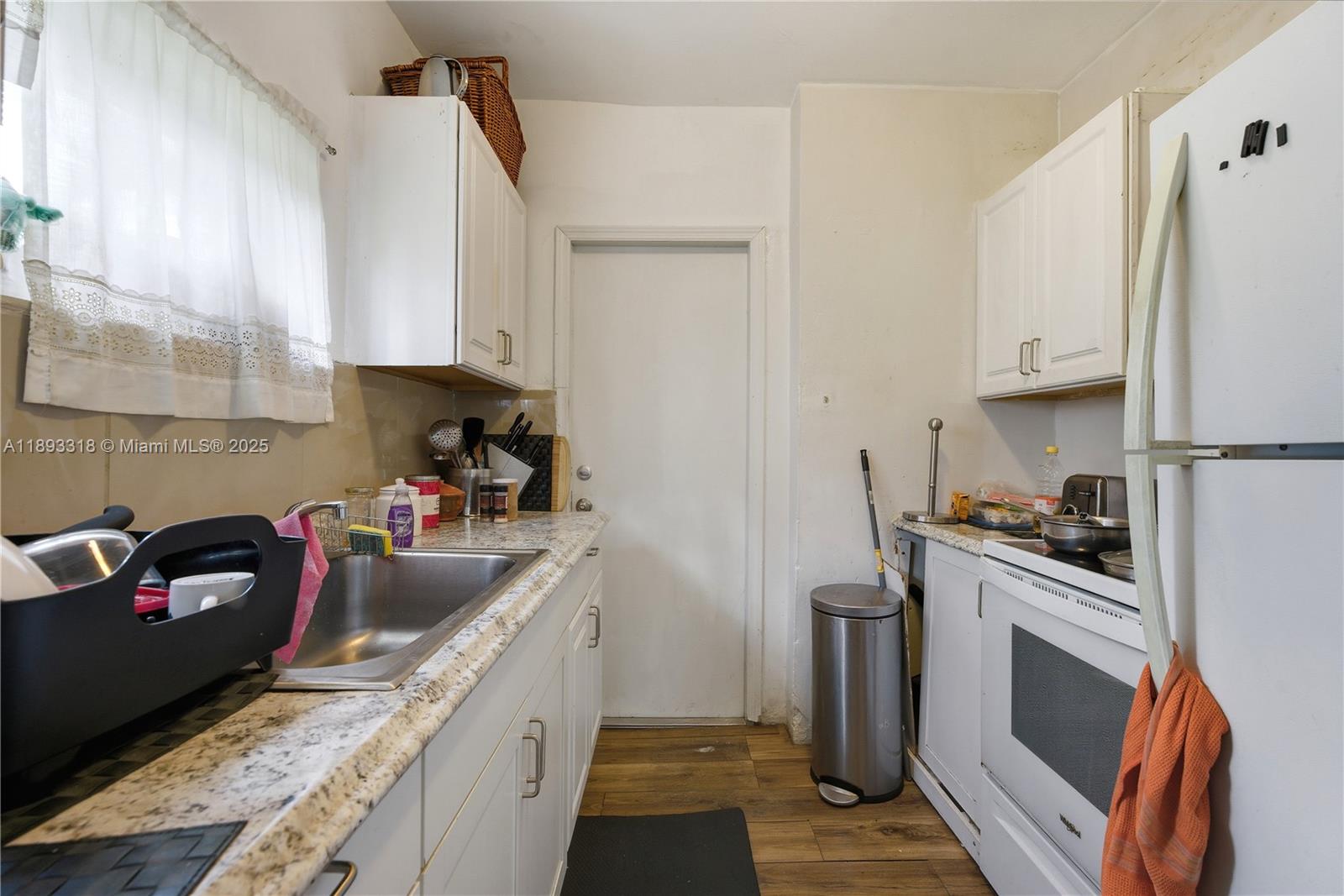   /  3000 sq. ft. $ 2025-10-09 0 foto