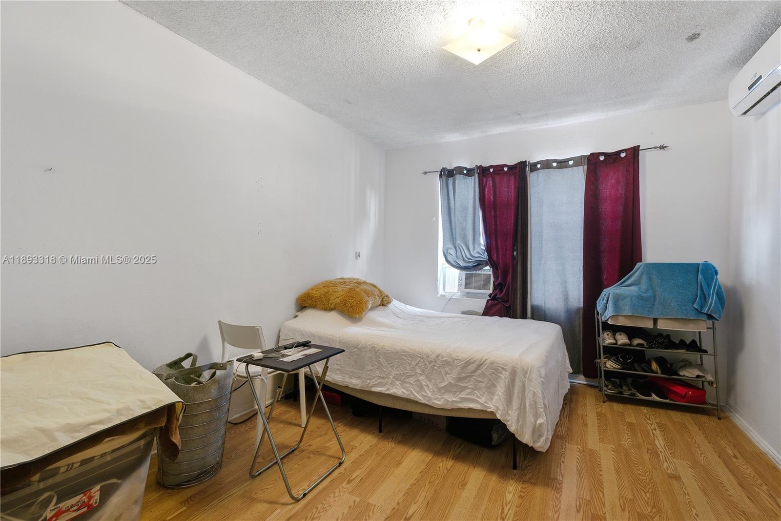   /  3000 sq. ft. $ 2025-10-09 0 foto